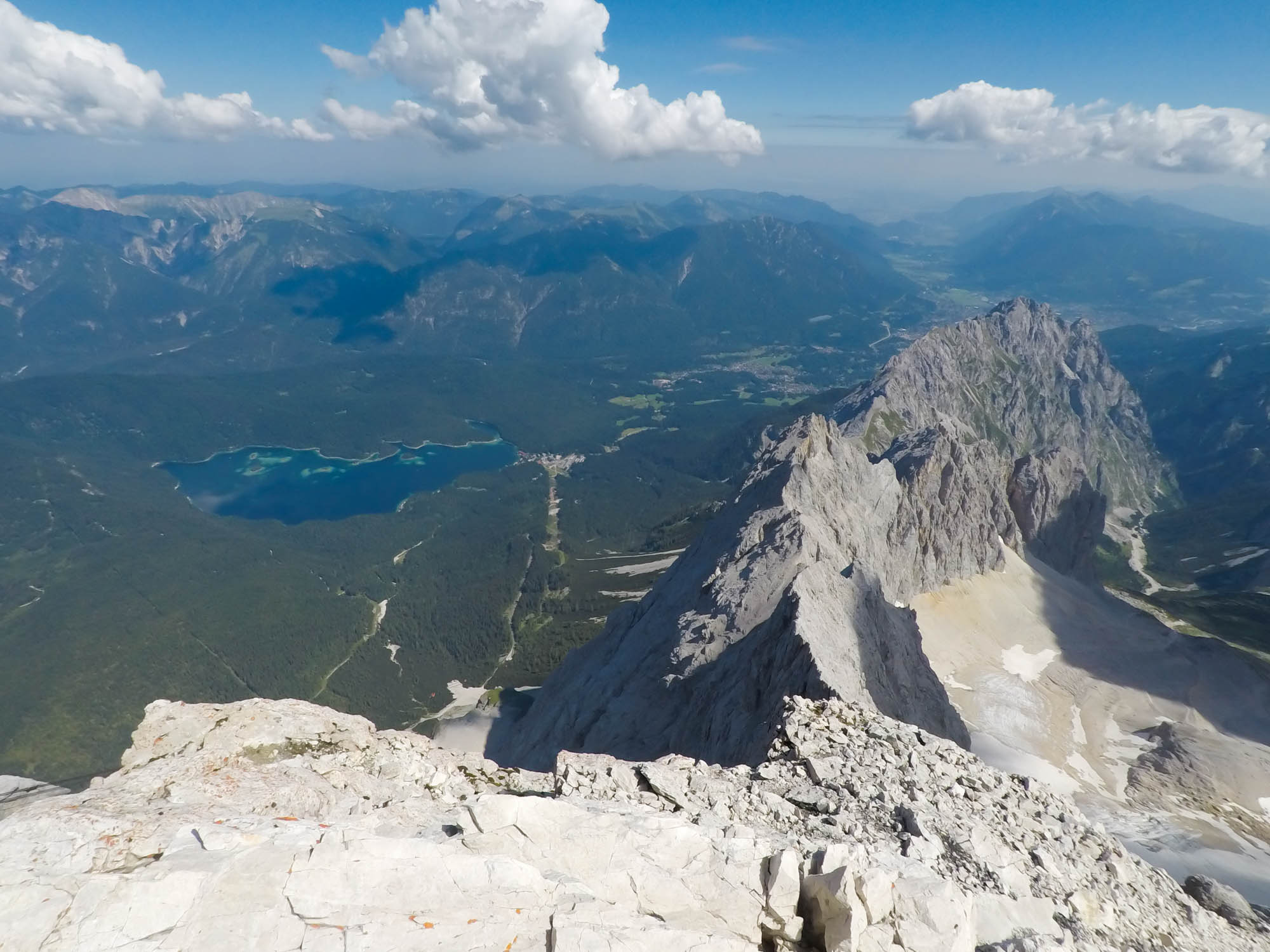 Pohľad na severo-východ, jazero Eibsee, vpravo sa nachádza dolina Höllental, odkiaľ vedie via ferrata.