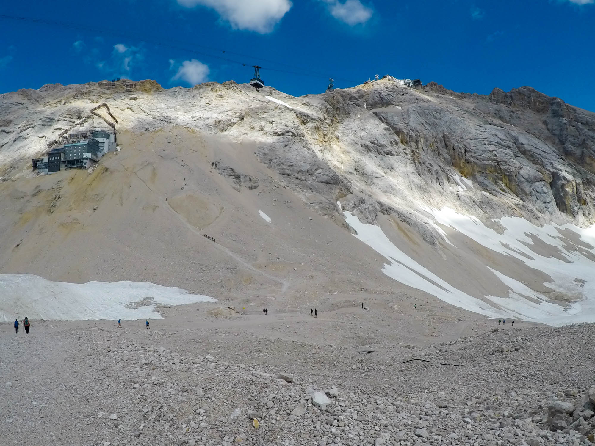 Južne zo Zugspitze vedie lanovka Gletscherbahn na pozostatky ľadovca a lyžiarske stredisko. Rovnako je tu aj konečná stanica železnice.