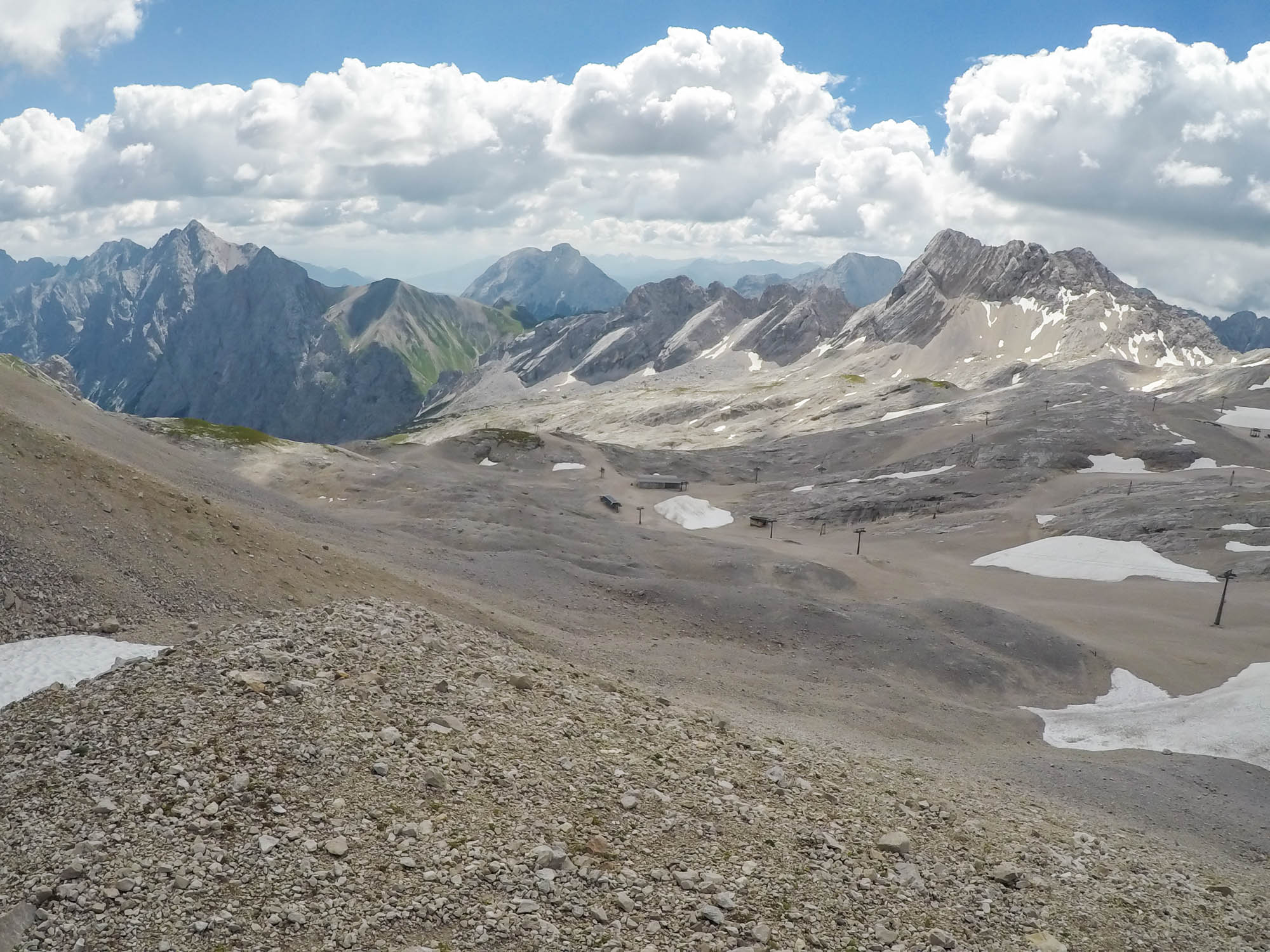 Južne od Zugspitze sa nachádza viacero zjazdoviek.