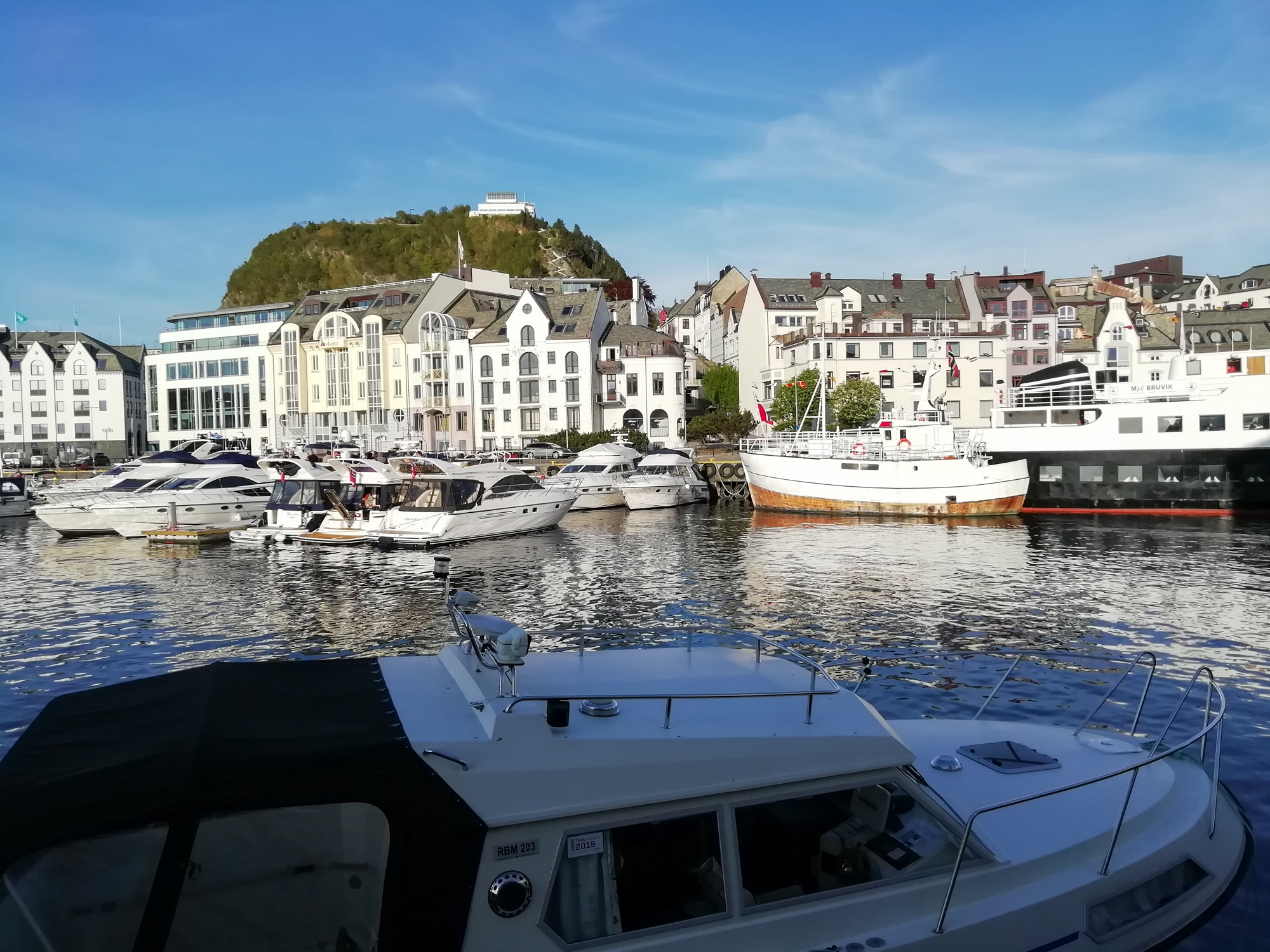 Ålesund sa nachádza na troch ostrovoch s 45 tisíc obyvateľmi.