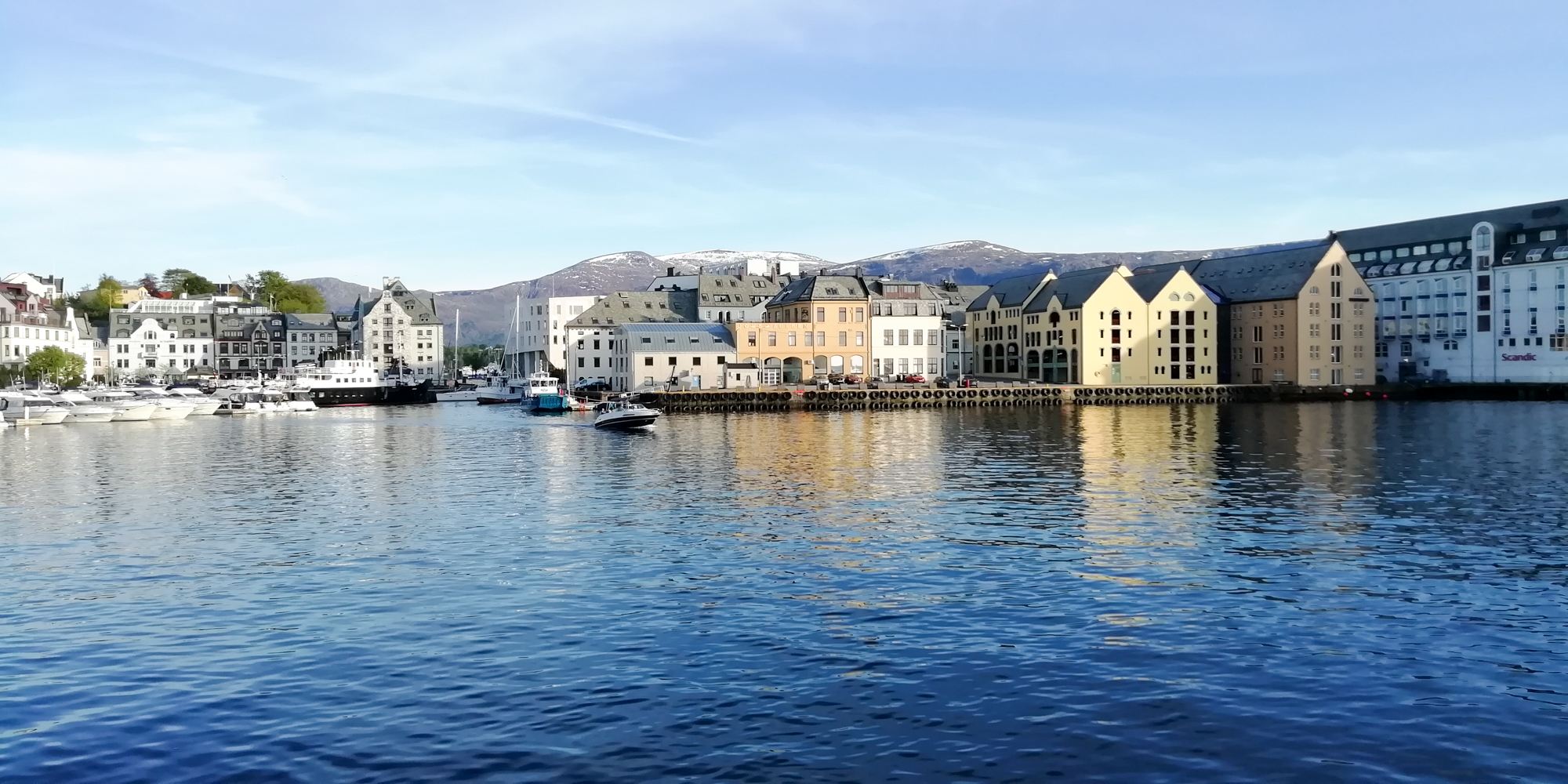 Ålesund je typické prímorské a rybárské mesto.