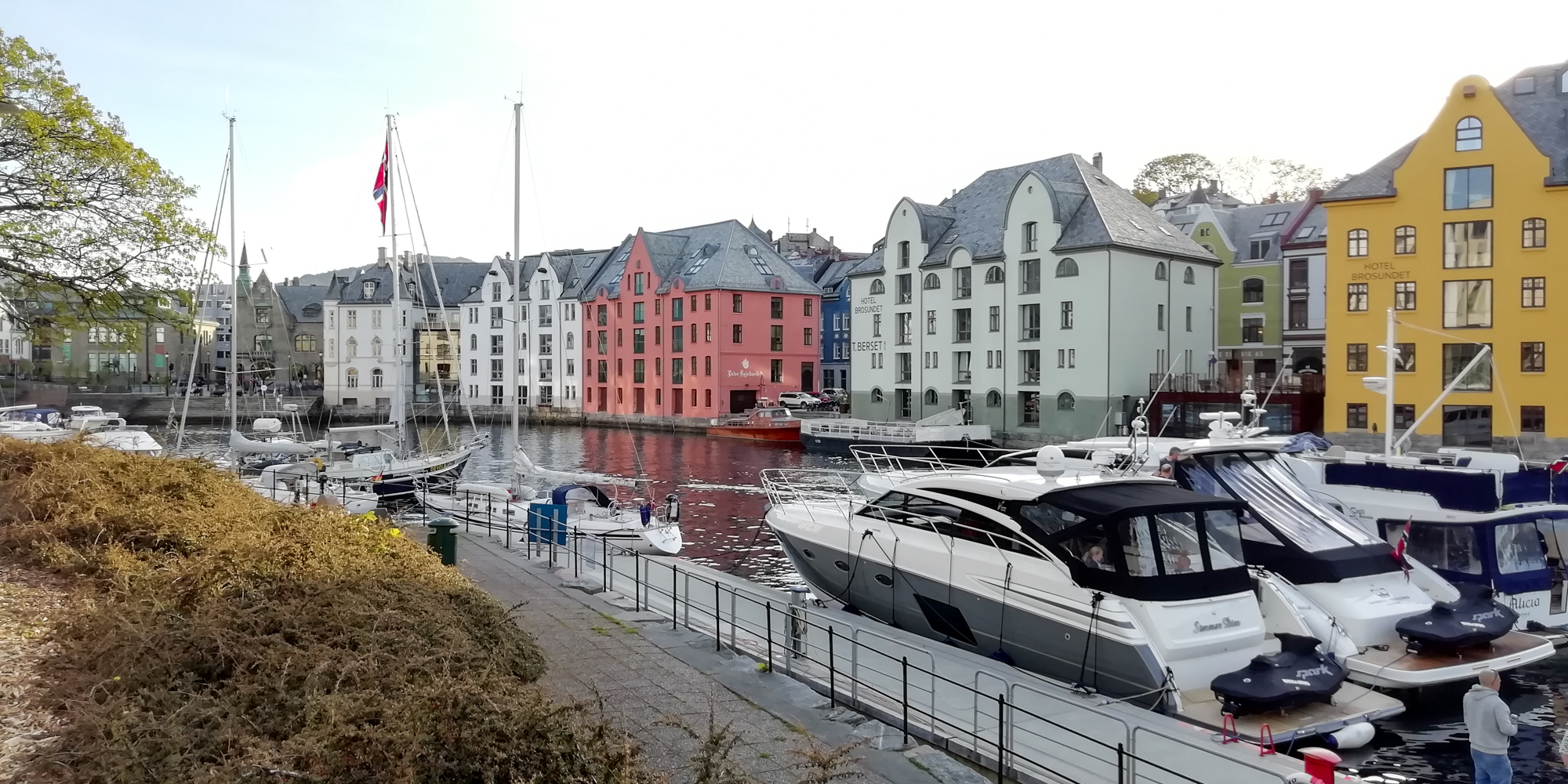 Domy na okraji ostrova Aspøy, centrum Ålesundu.