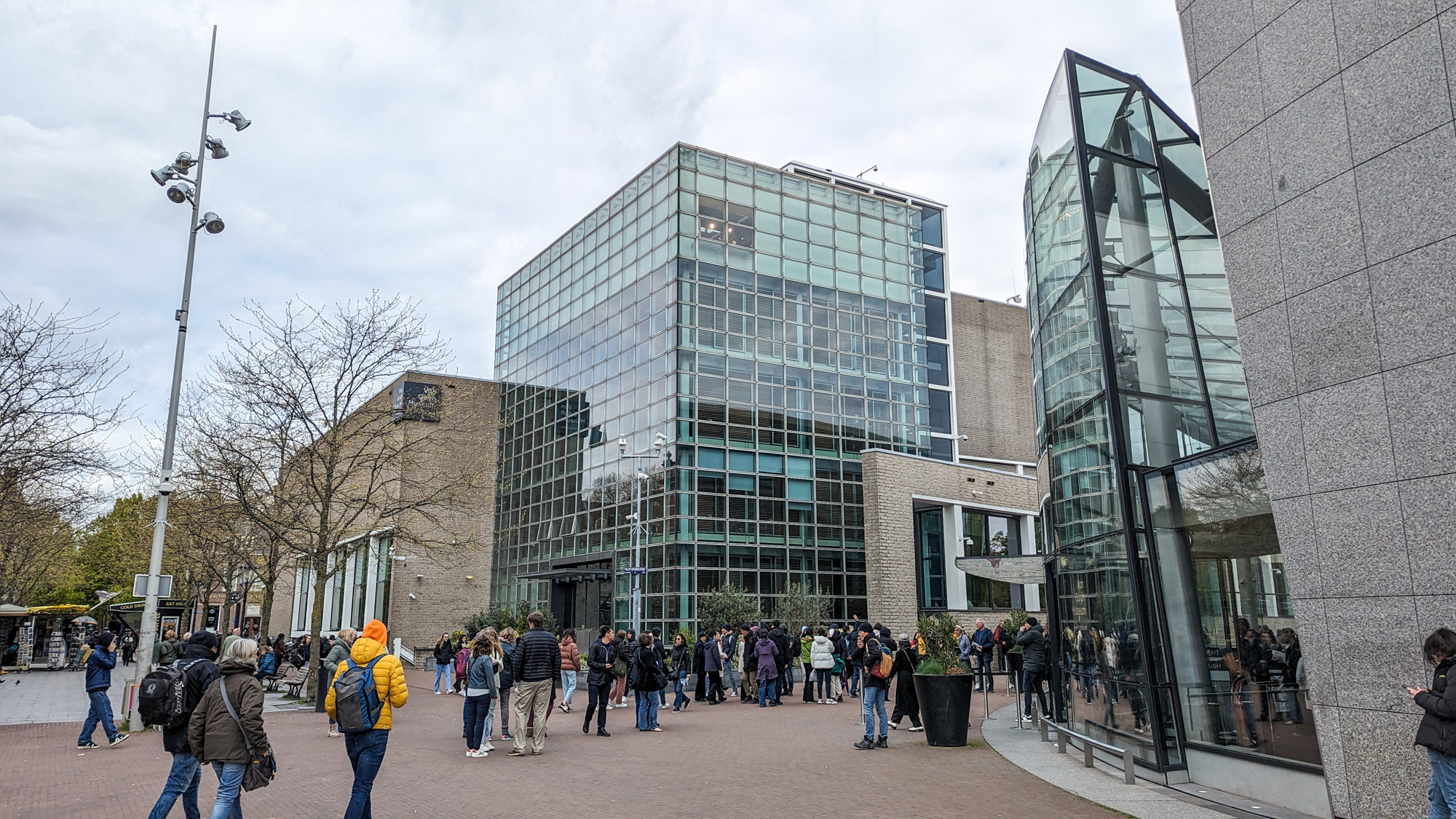 Van Gogh Museum, obsahuje zbierku diel... no koho asi. Vstupenky treba kúpiť niekoľko dní dopredu.