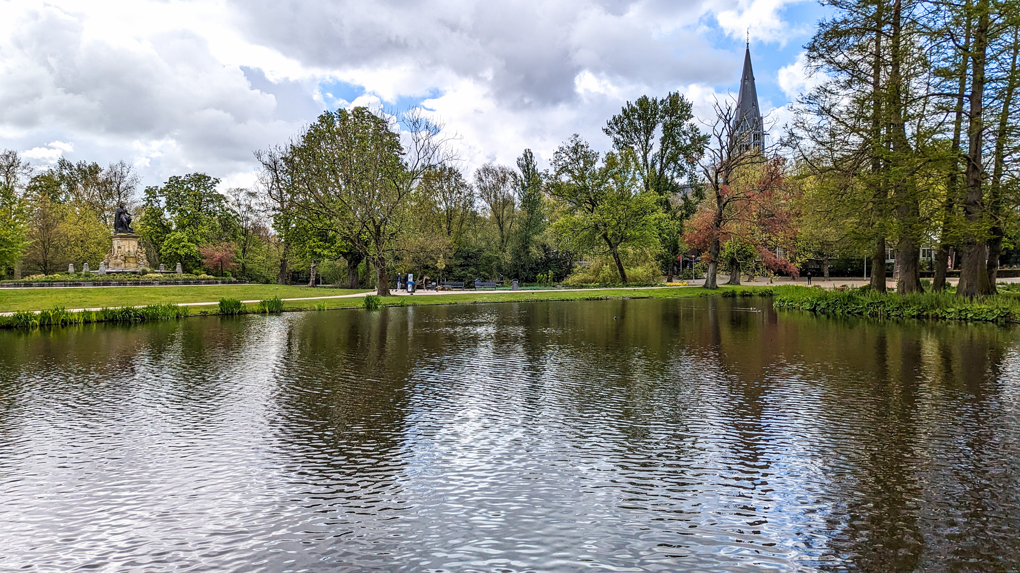 Vondelpark je najväčší mestský park v Amsterdame. Nachádza sa blízko múzejnej štvrte Museumplein.