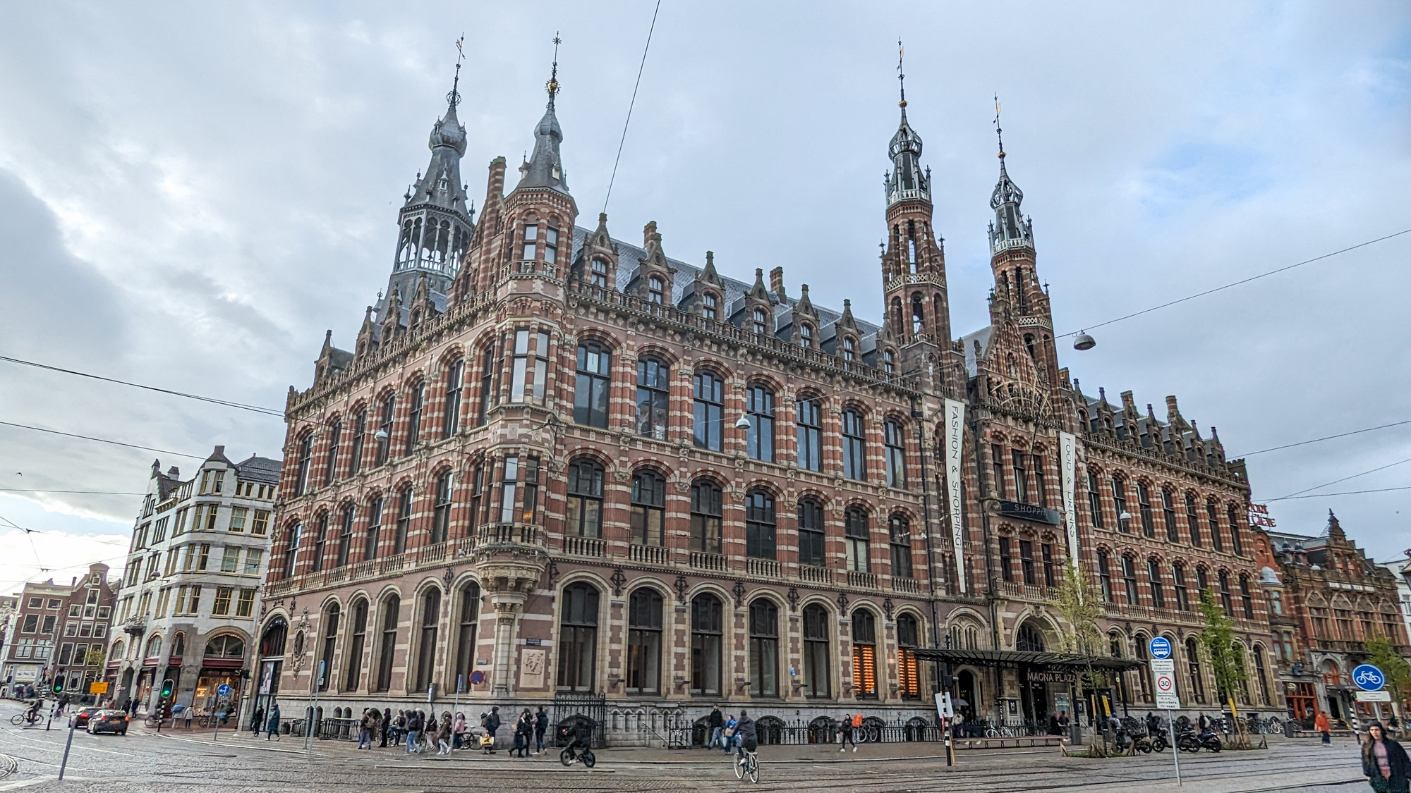 Magna Plaza. Budova bola pôvodne postavená ako hlavná pošta koncom 19. storočia, dnes je nákupným centrom.