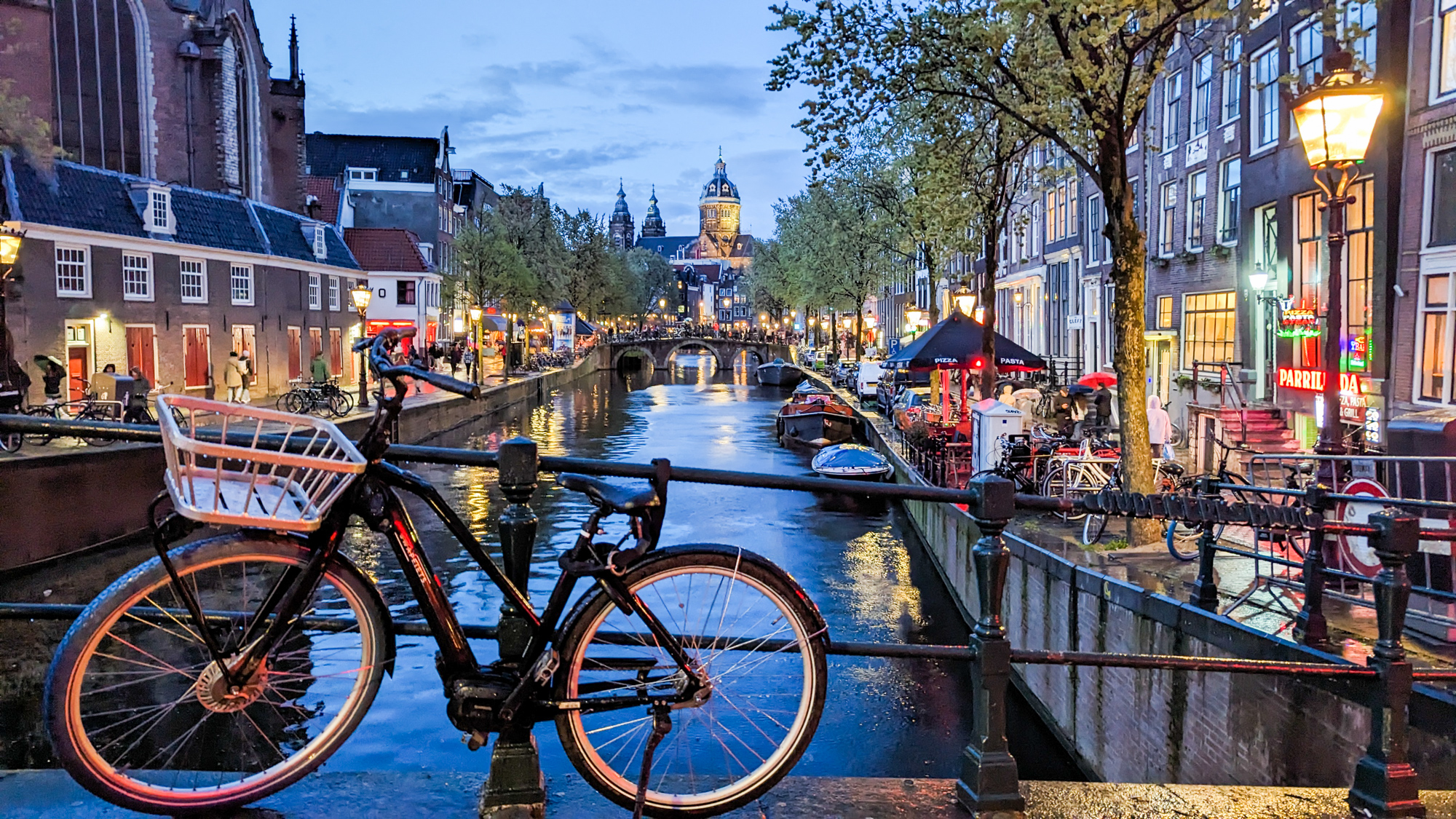 Oudezijds Voorburgwal je jedným z najstarších kanálov v Amsterdame, vedľa kostola Oude Kerk Amsterdam s výhľadom na baziliku sv. Mikuláša.