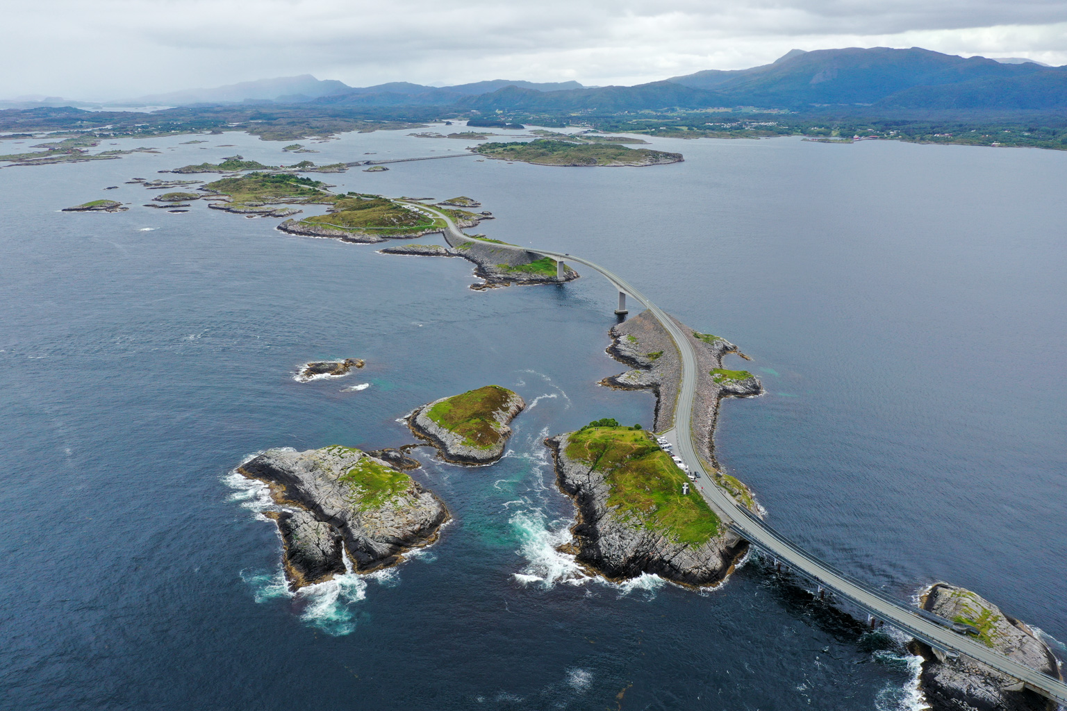 Atlantická cesta je 8,3 km dlhá trasa spájajúca mestá Kristiansund a Molde. Cesta bola otvorená v roku 1989 a je považovaná za jednu z najkrajších scenických ciest na svete.