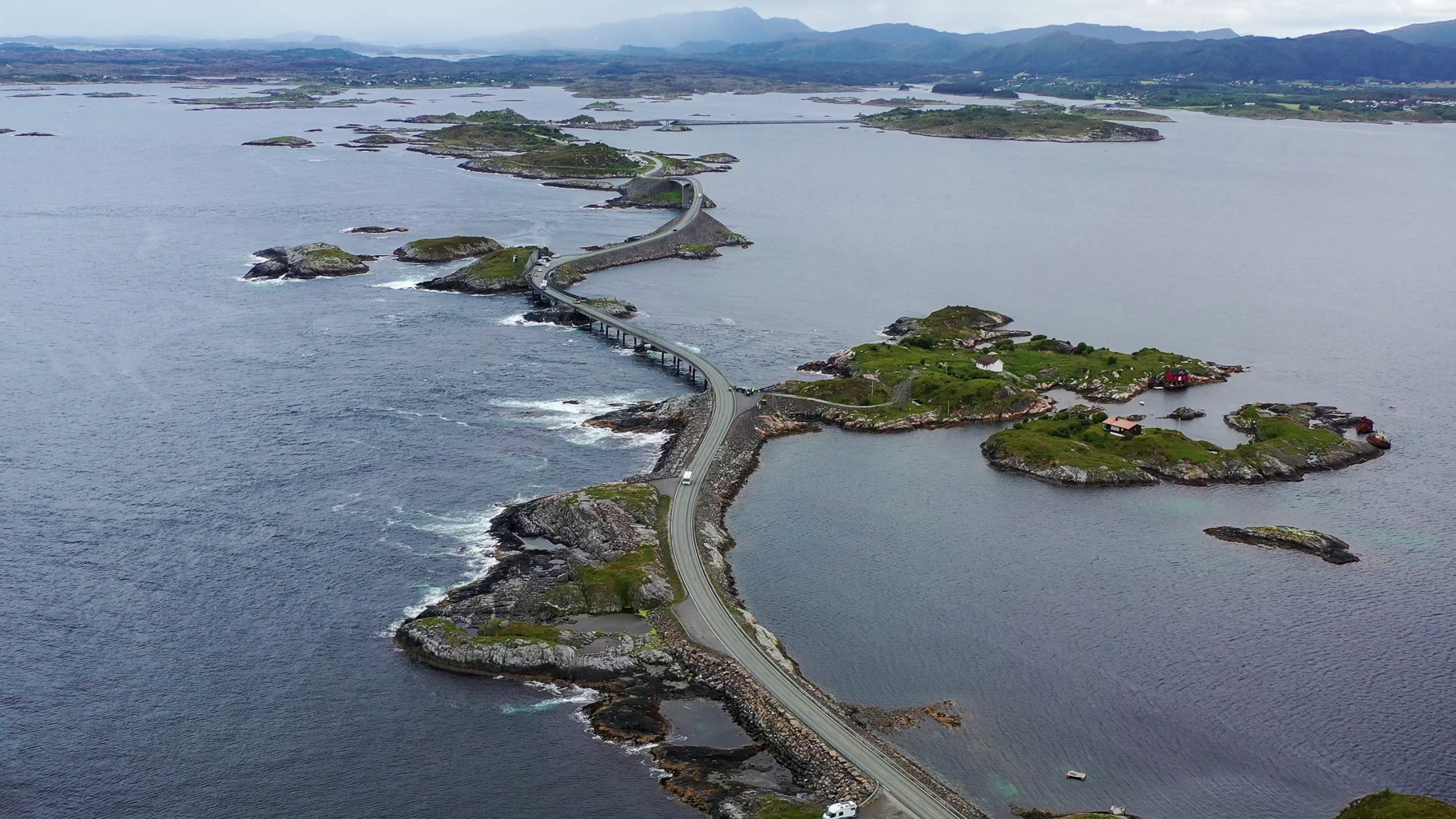 Okolie Atlantickej cesty ponúka nádherné výhľady na nórske fjordy a otvorené more. Počas jazdy môžete zažiť dramatické zmeny počasia, od pokojného slnečného dňa až po búrlivé vlny oceánu prelievajúce sa cez cestu, čo pridáva na jej jedinečnosti a vzrušení z jazdy.