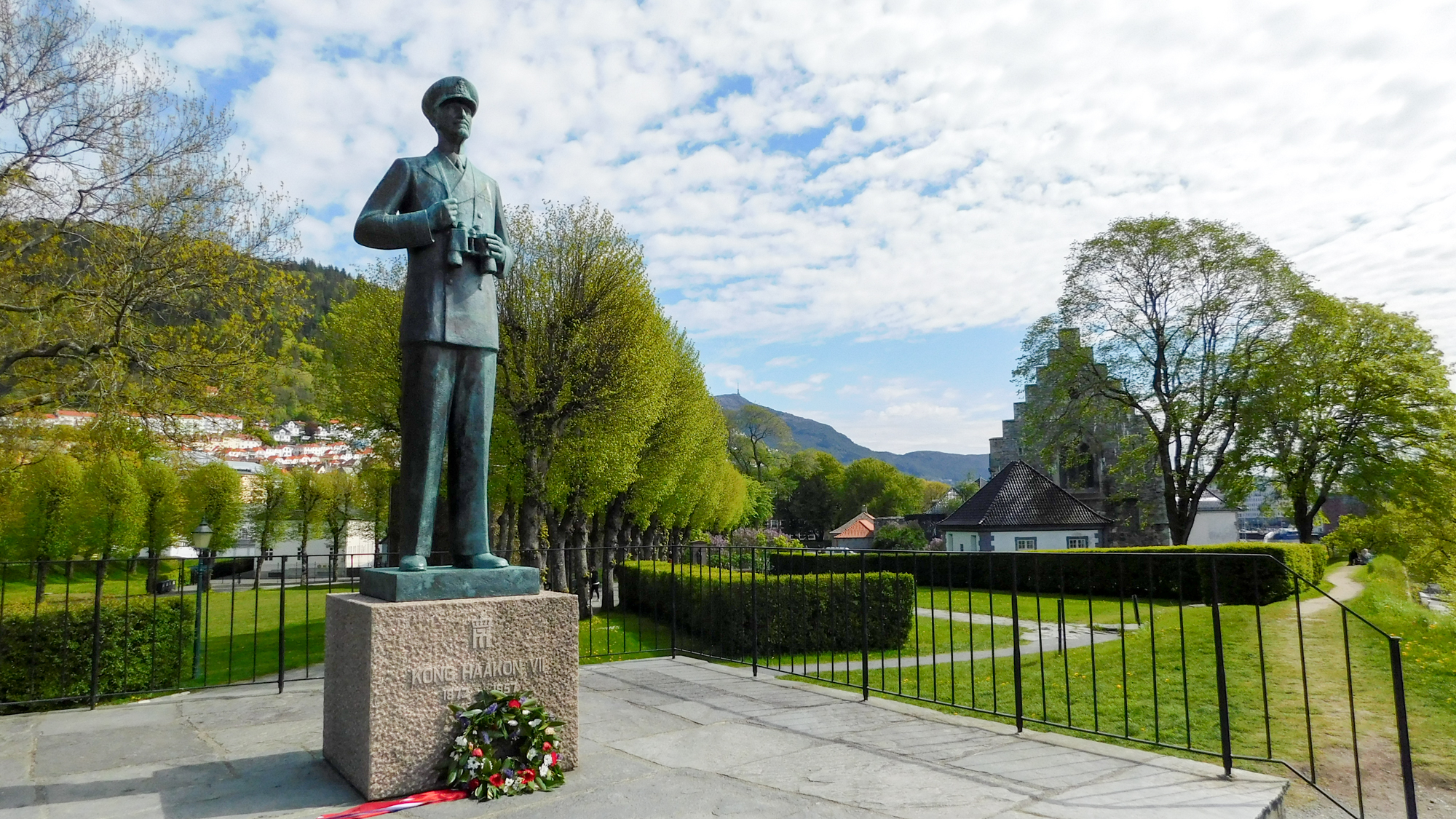 Socha kráľa Haakona VII vedľa Bergenhus Festning