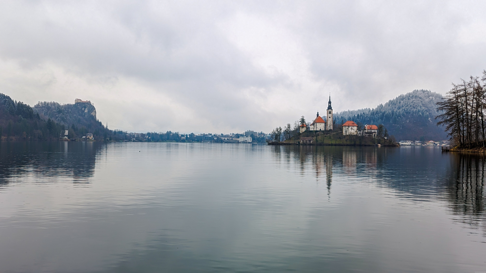 Mesto Bled v krásnej scenérii Bledského jazera a Bledského hradu.