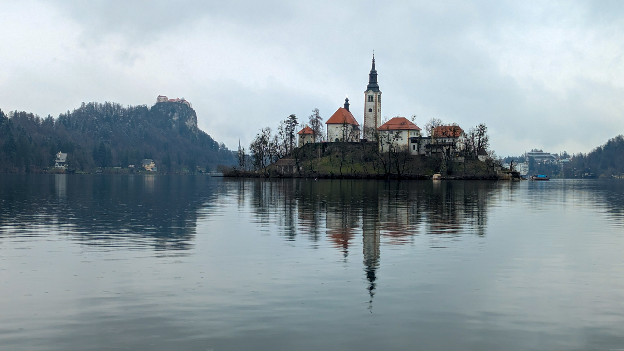 Na ostrove jazera Bled sa nachádza kostol Marijinega Vnebovzetja.