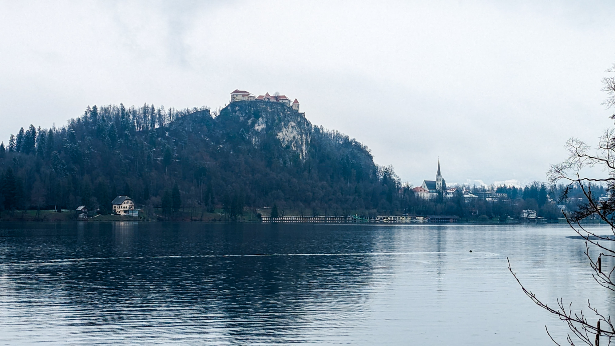 Ponad jazero sa týči Bledský hrad vo výške 130 metrov.