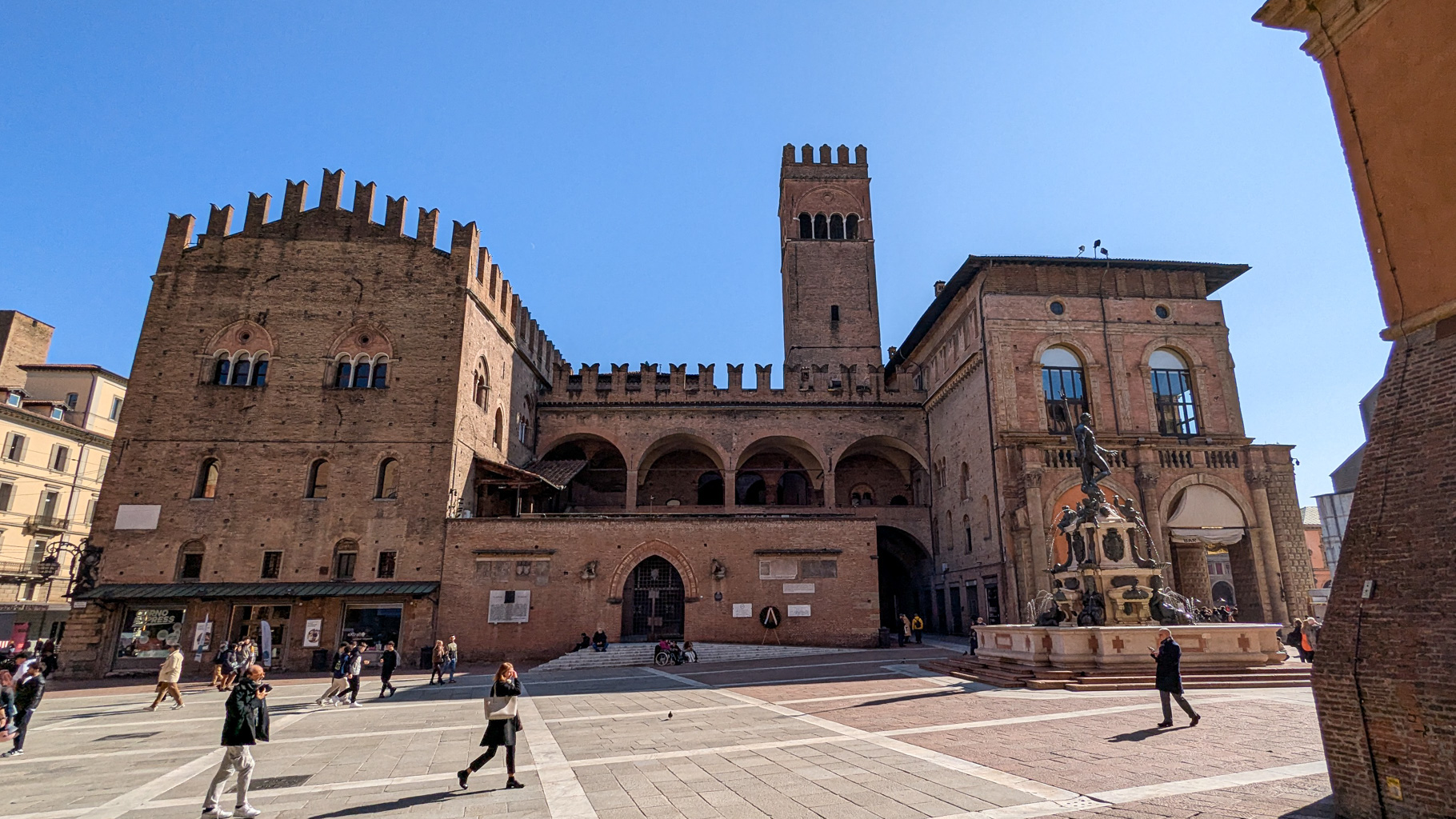 Stredoveký Palazzo del Podestà na námestí Piazza Maggiore, pôvodne sídlo mestskej rady. Pod arkádami pred palácom funguje tzv. šepkací efekt, kde sa zvuk šíri na veľkú vzdialenosť.