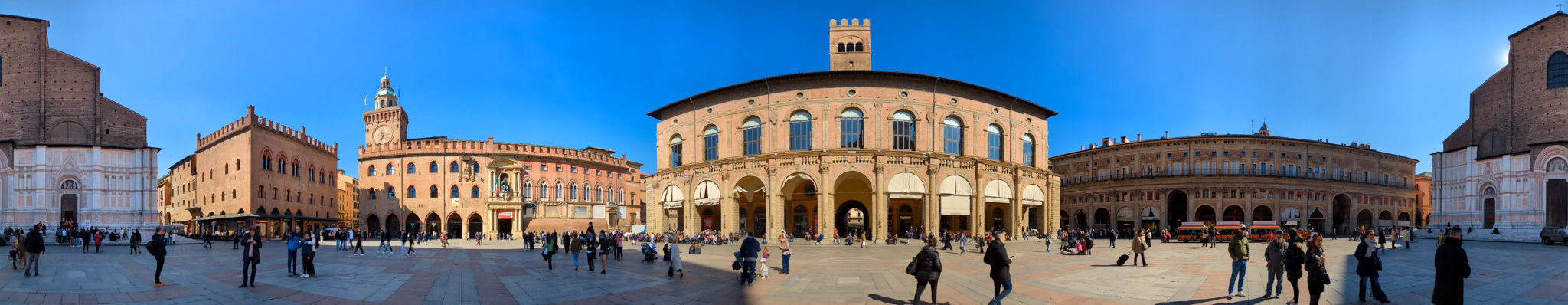Rozsiahly panoramatický záber námestia Piazza Maggiore v Bologni, historického centra verejného života už viac ako 800 rokov.