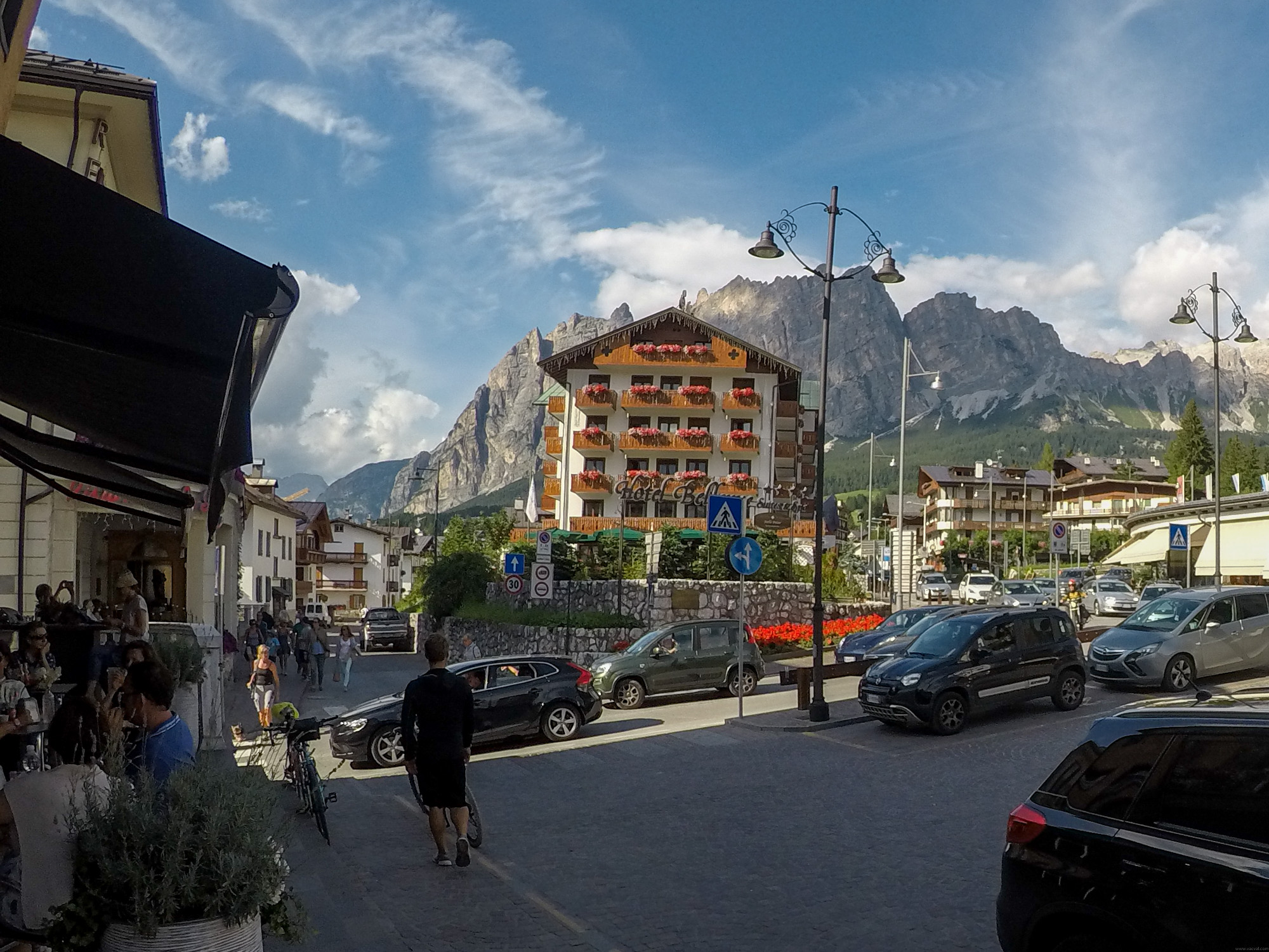 Mesto Cortina d'Ampezzo leží v provincii Belluno v oblasti Benátsko. Medzi vrchmi Dolomitov a preteká nim rieka Boite.