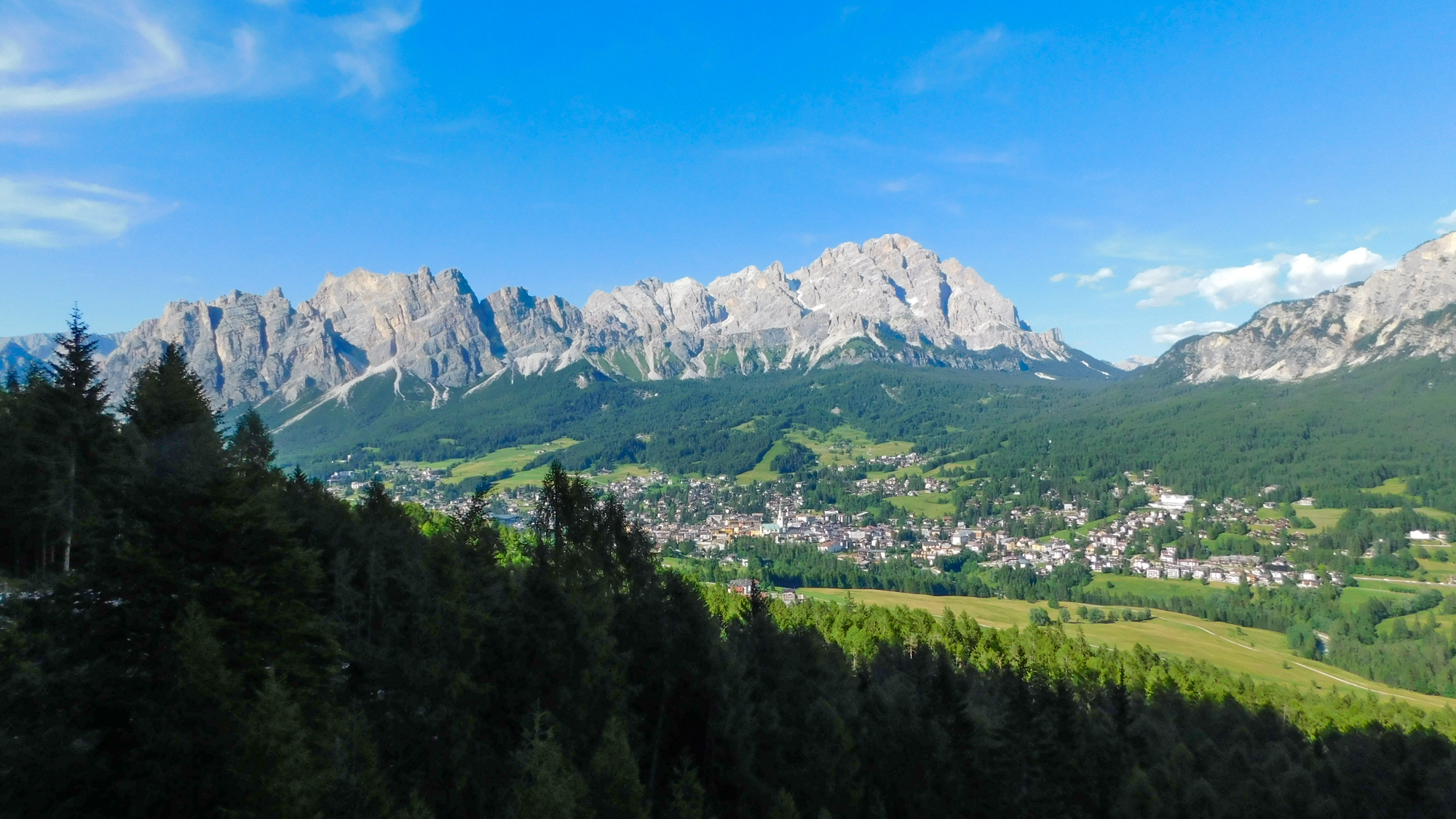 Pohľad na Cortinu zo západu, v pozadí Monte Cristallo.