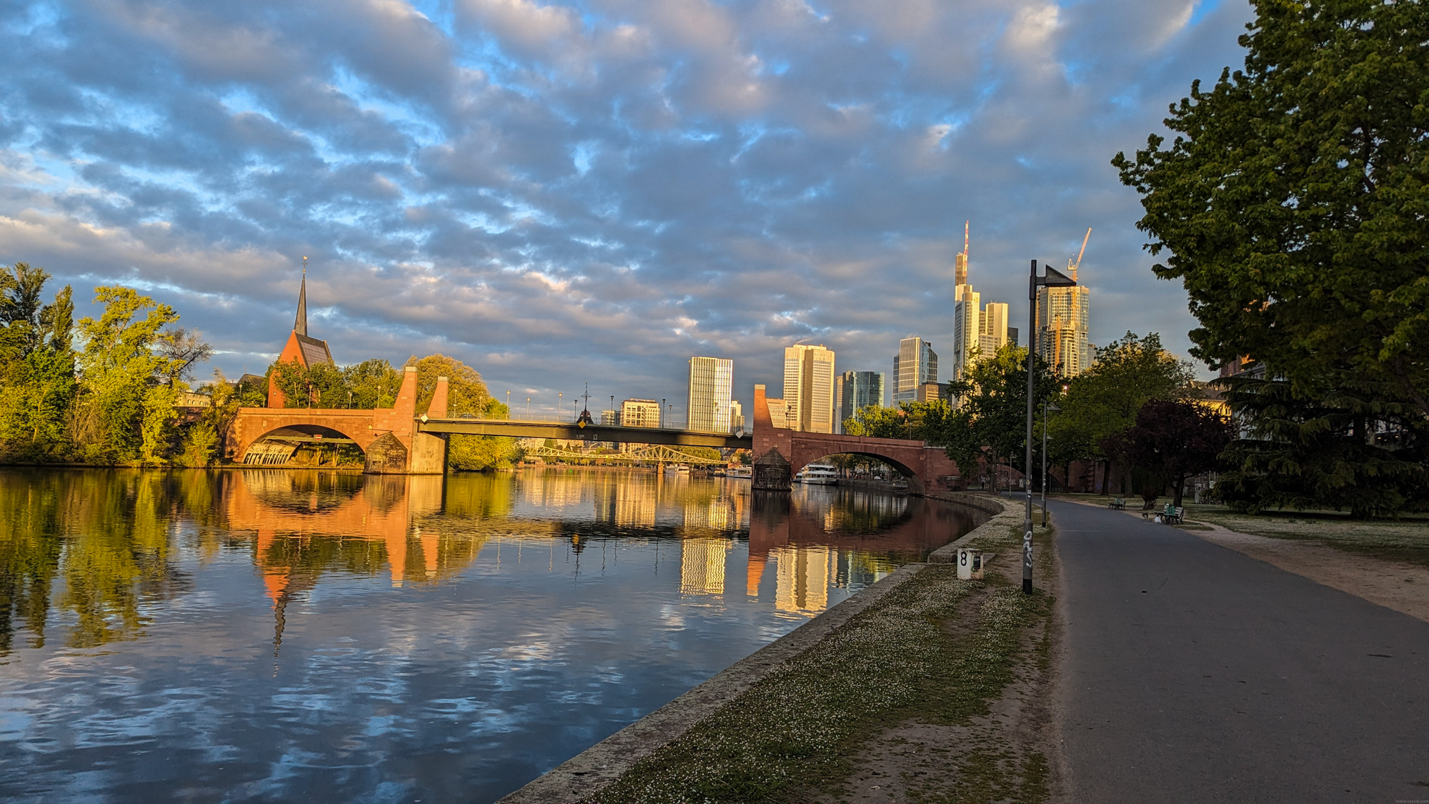 Historický Alte Brücke (Starý most), jeden z najstarších mostov cez rieku Mohan.