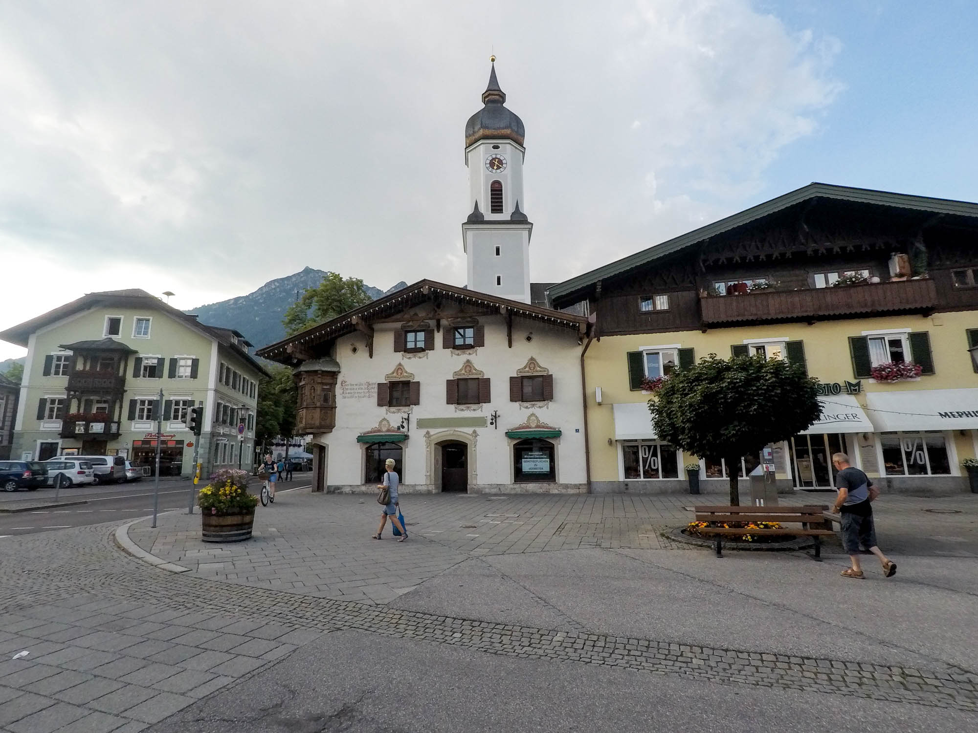 Garmisch-Partenkirchen, mestečko pod vrchmi Alpspitze a Zugspitze.