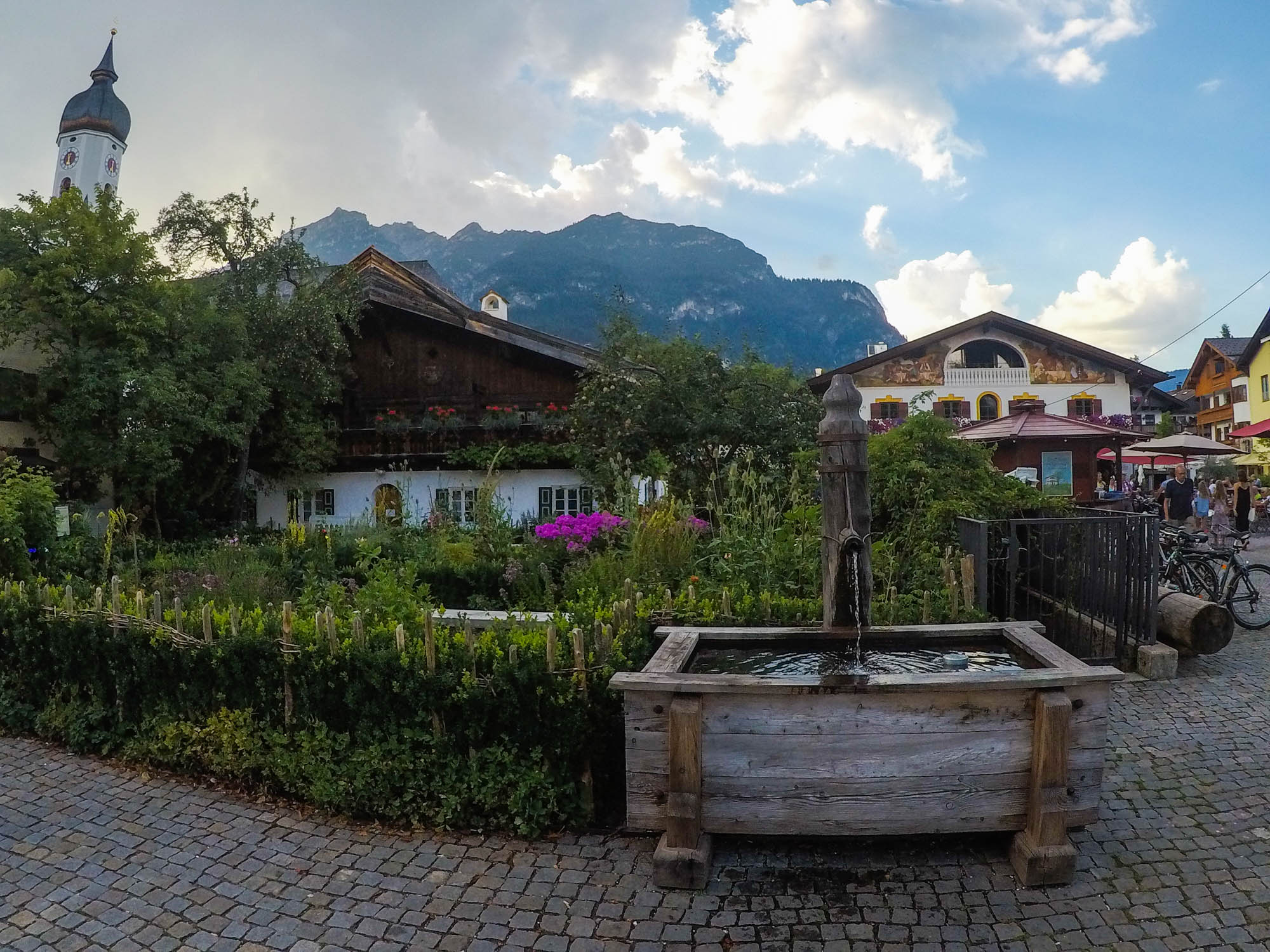 Garmisch-Partenkirchen, mesto skôr pripomína dedinu, no žije tu cez 25 tisíc obyvateľov.