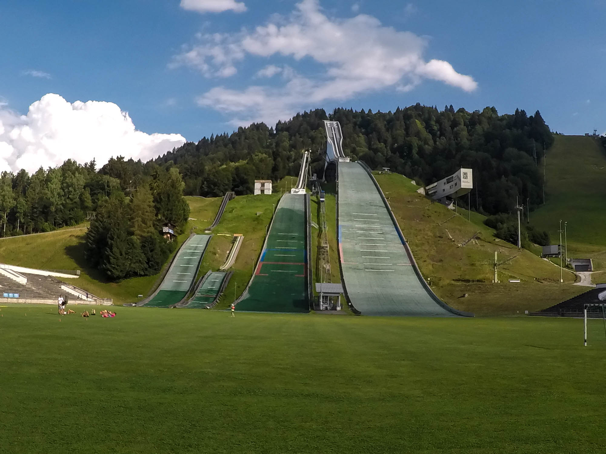 V Garmisch-Partenkirchene sa každý rok konajú preteky v skokoch na lyžiach, ako súčasť turné Štyroch mostíkov.