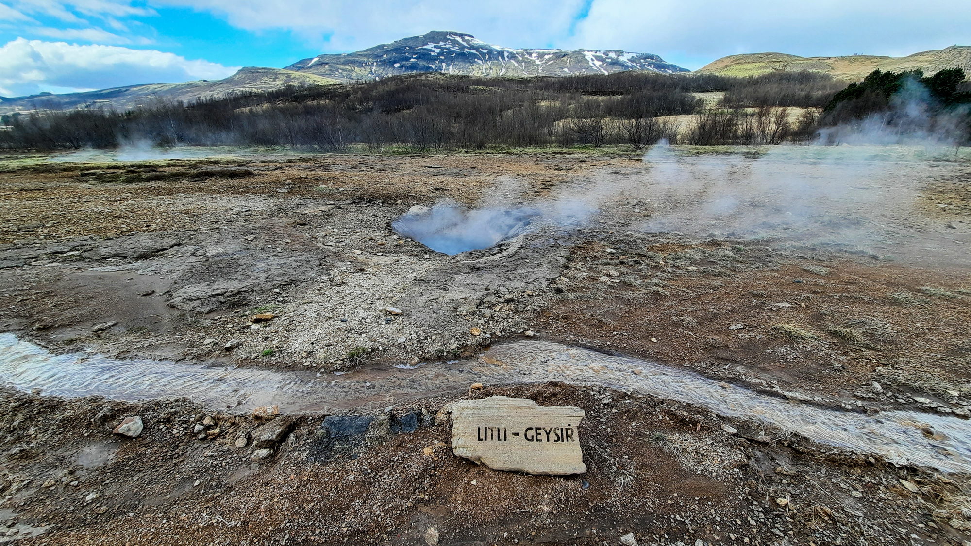 Po vstupe do oblasti sa vedľa chodníka nachádza viacero drobných gejzírikov, napríklad Litli Geysir.