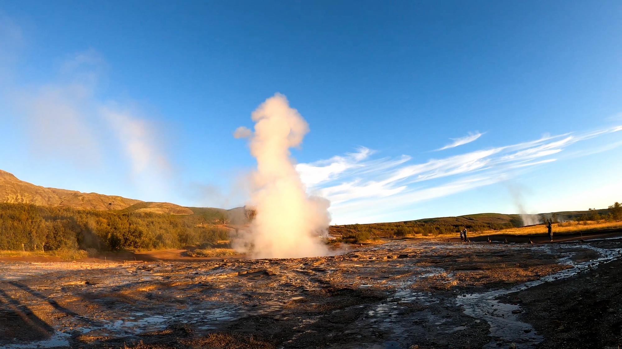 Erupcie Strokkuru sú rôznej intenzity. Približne každých 5 až 8 minút, niekedy aj dvakrát po sebe.