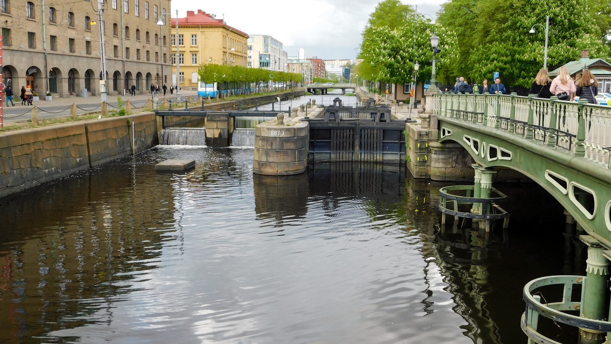 Maličká plabevná komora a hydroelektráreň na kanáli.