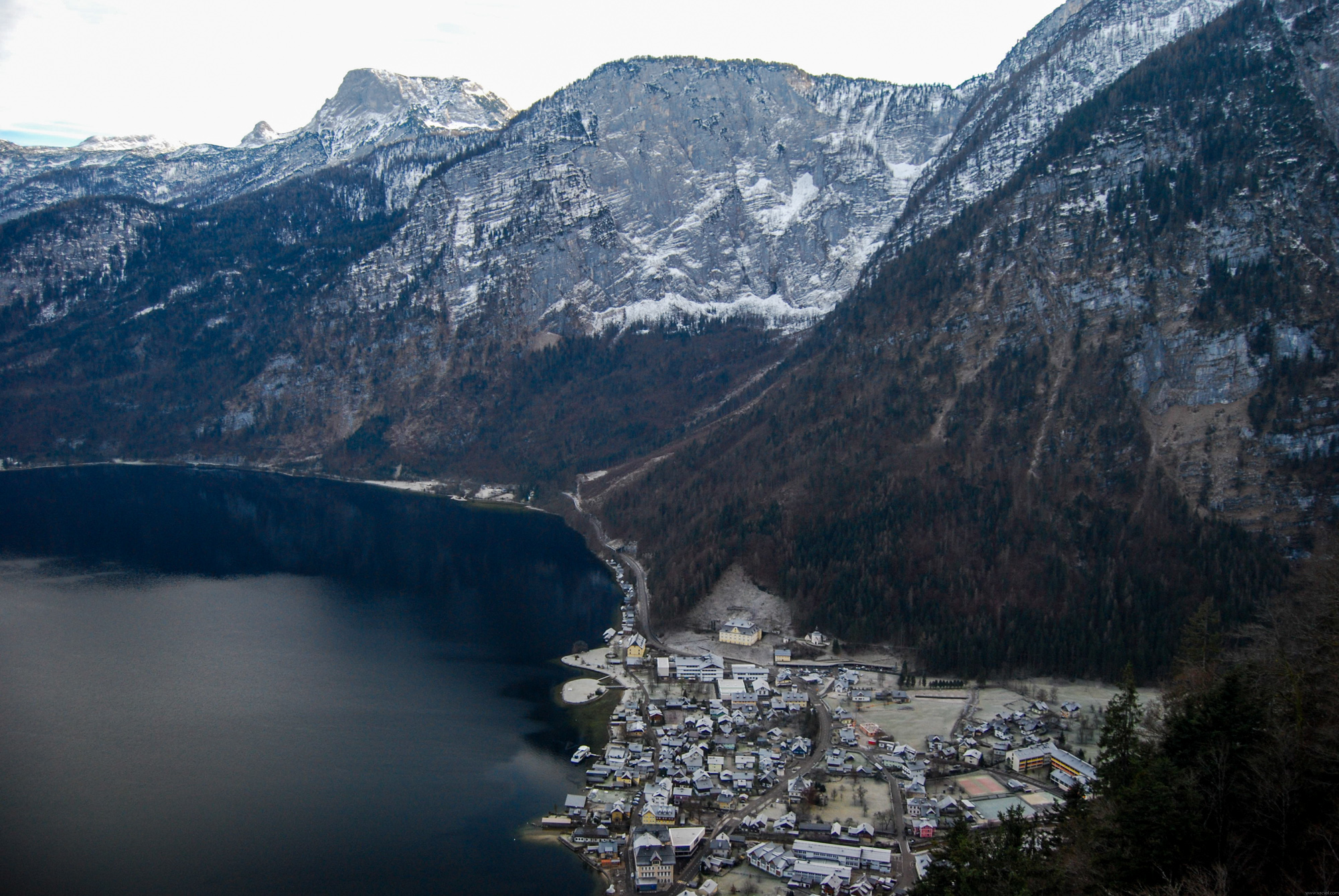 Hallstatt a okolie zhora v zime.