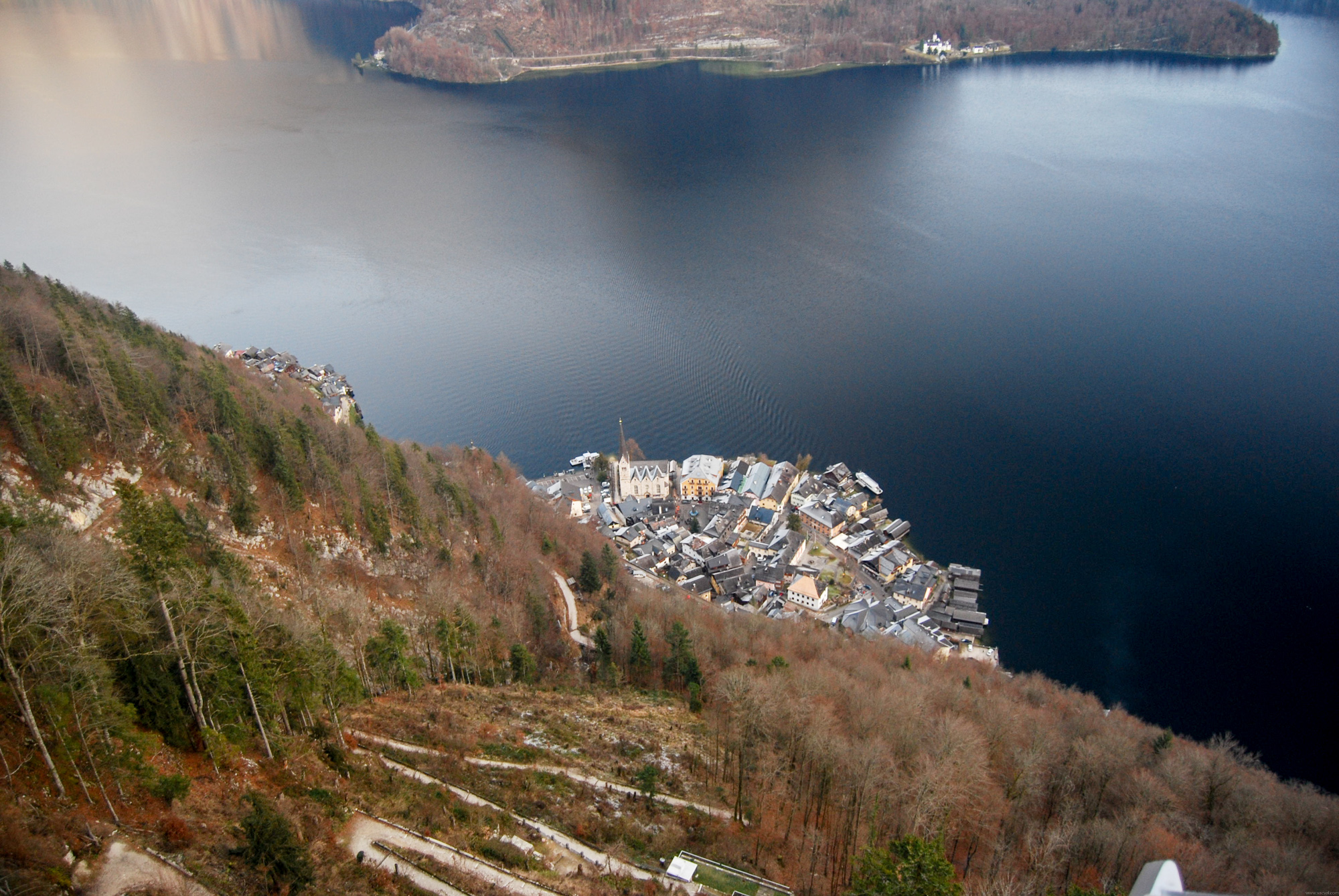 Pohľad zhora na Hallstatt z vyhliadky.