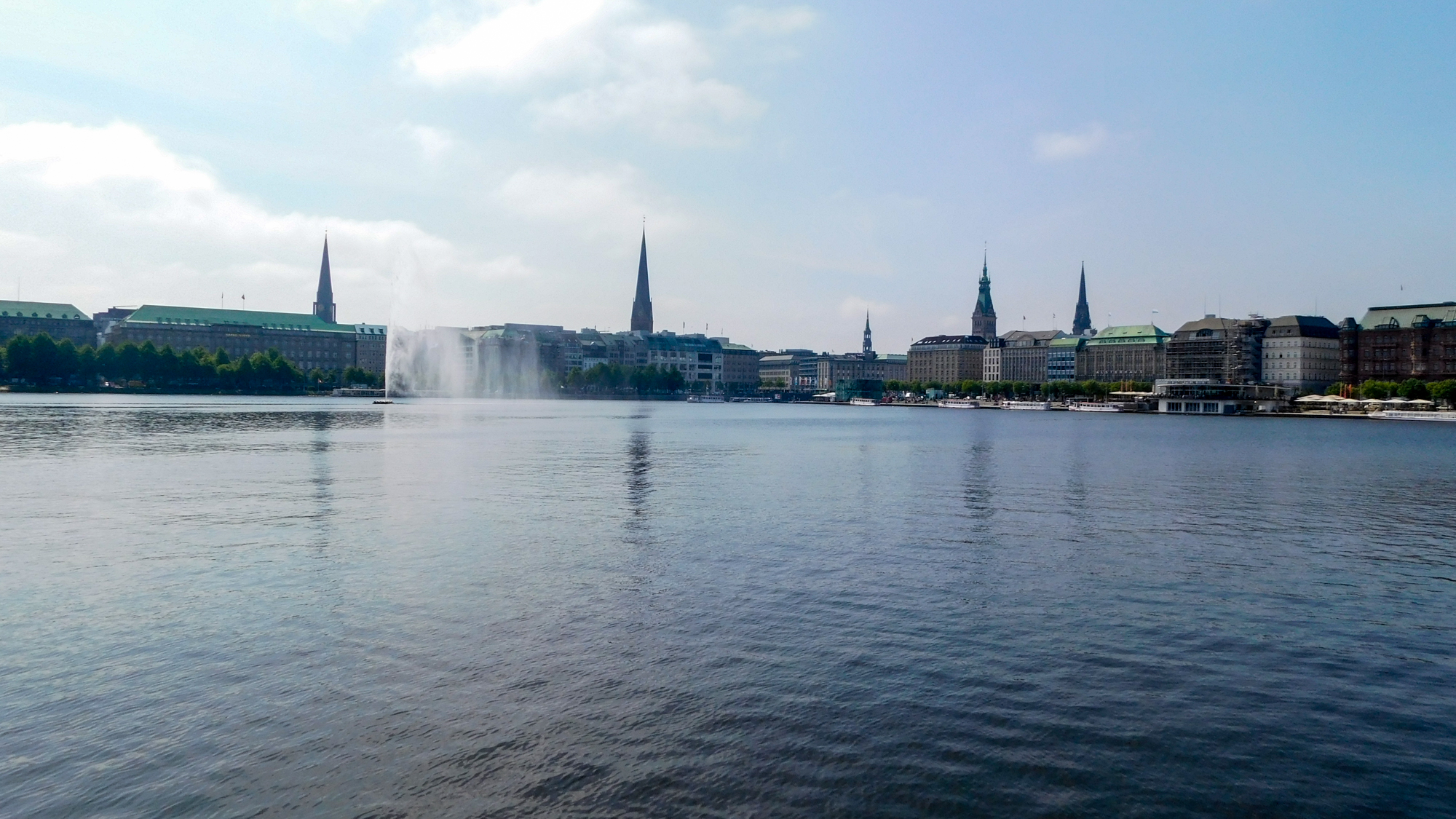 Jazero Alster a panoráma Hamburgu