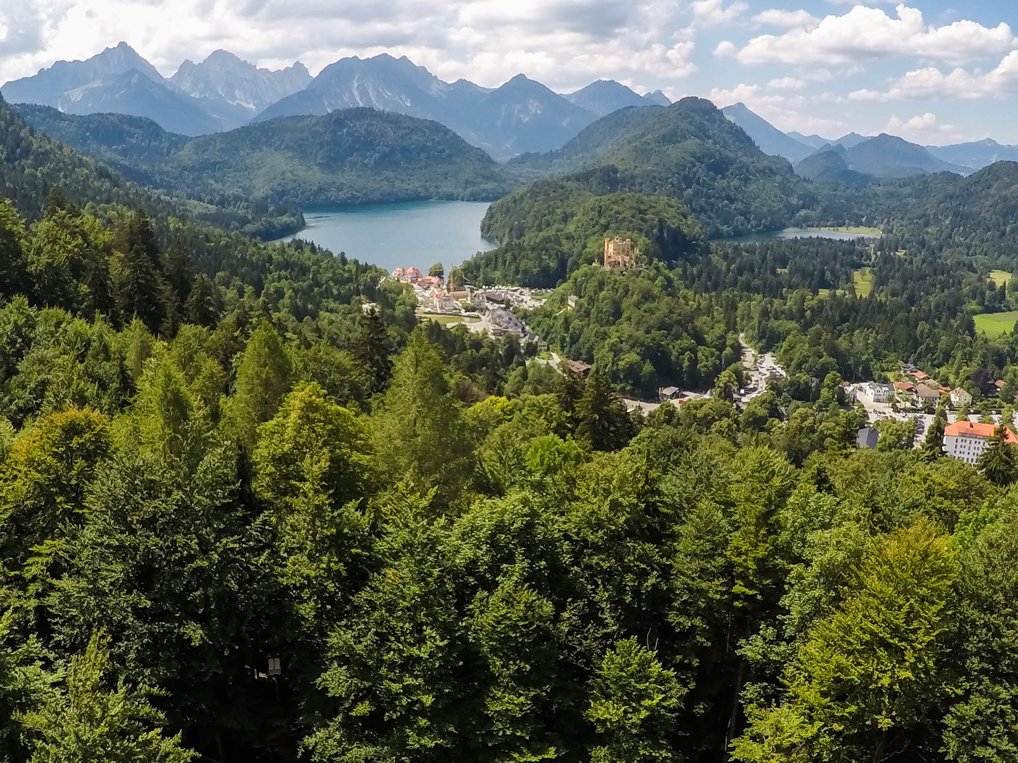 Krásne okolie zámku Hohenschwangau, v pozadí jazerá Alpsee a Schwansee, fotené z Neuschwansteinu