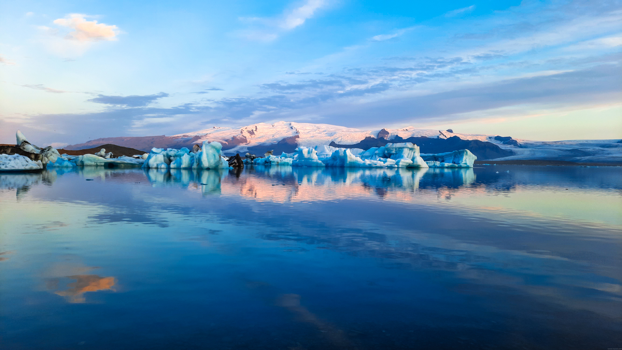 Pohľad na Jökulsárlón a ľadovec Vatnajökull.