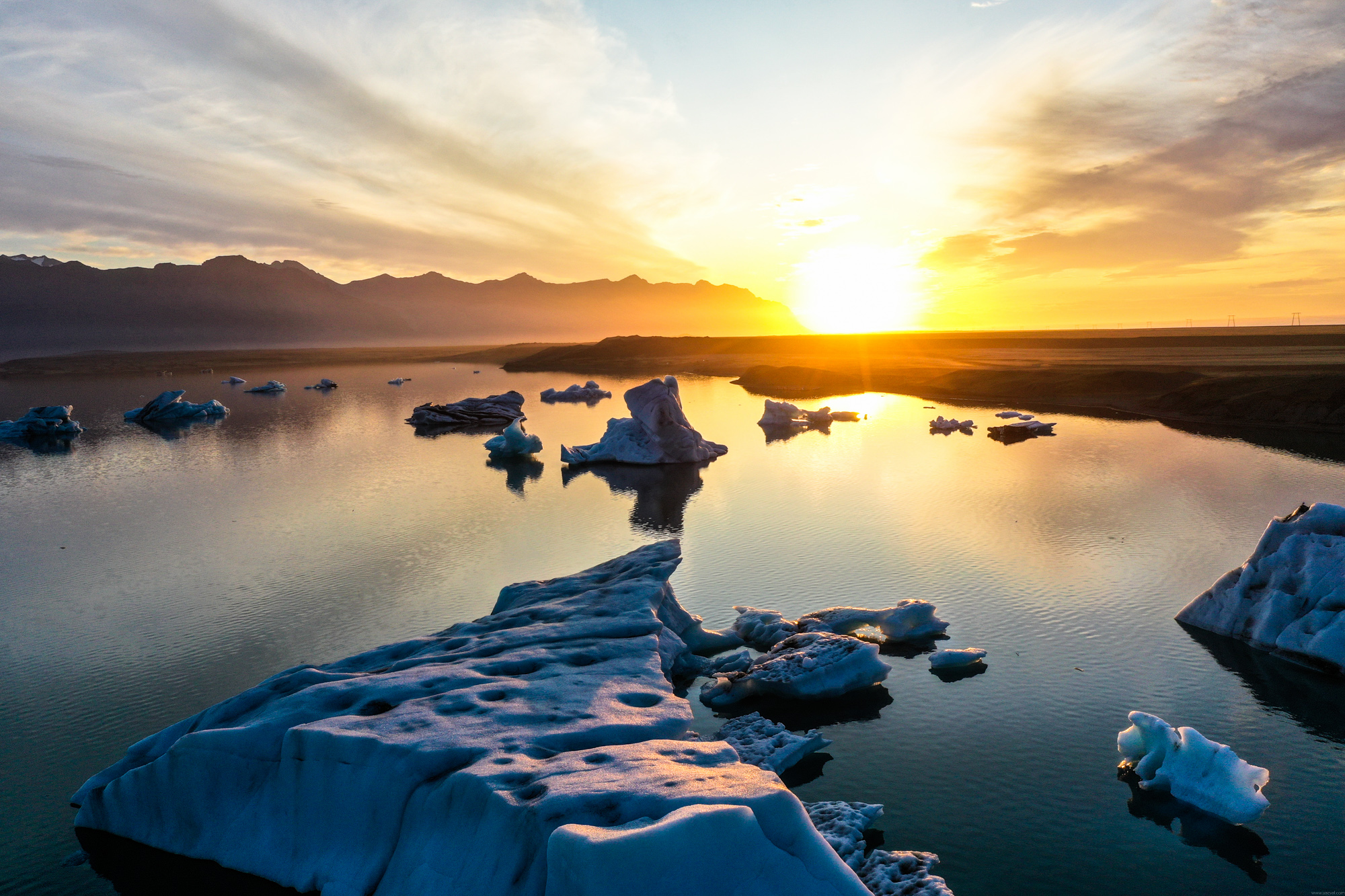 Východ Slnka nad Jökulsárlón.