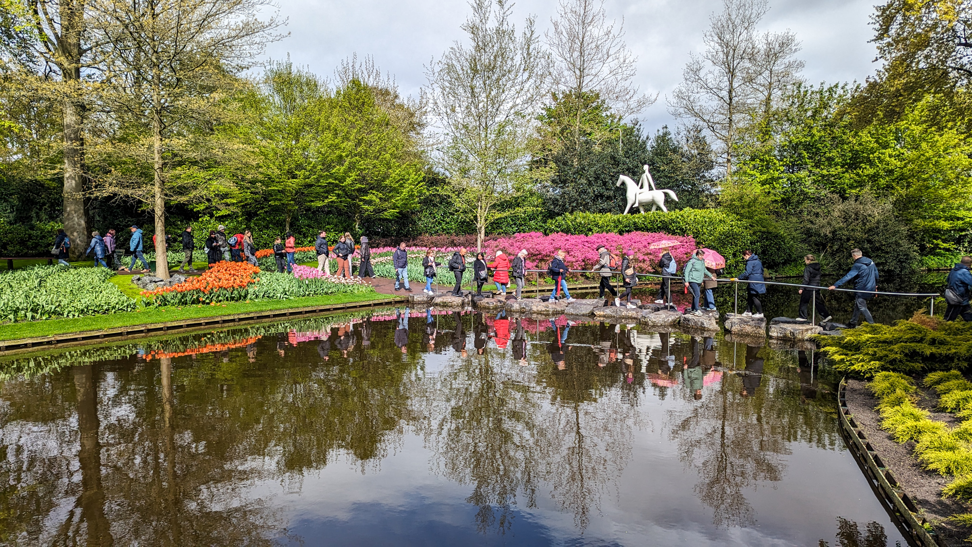 Keukenhof je otvorený len niekoľko týždňov v roku, zvyčajne od polovice marca do polovice mája.