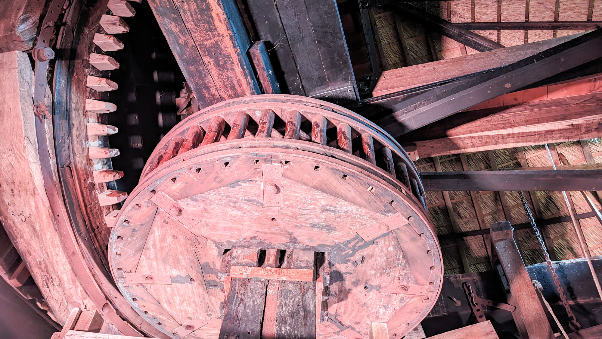 V centre sú vystavené interaktívne expozície, ktoré vysvetľujú, ako veterné mlyny a ďalšie vodné mechanizmy fungujú.