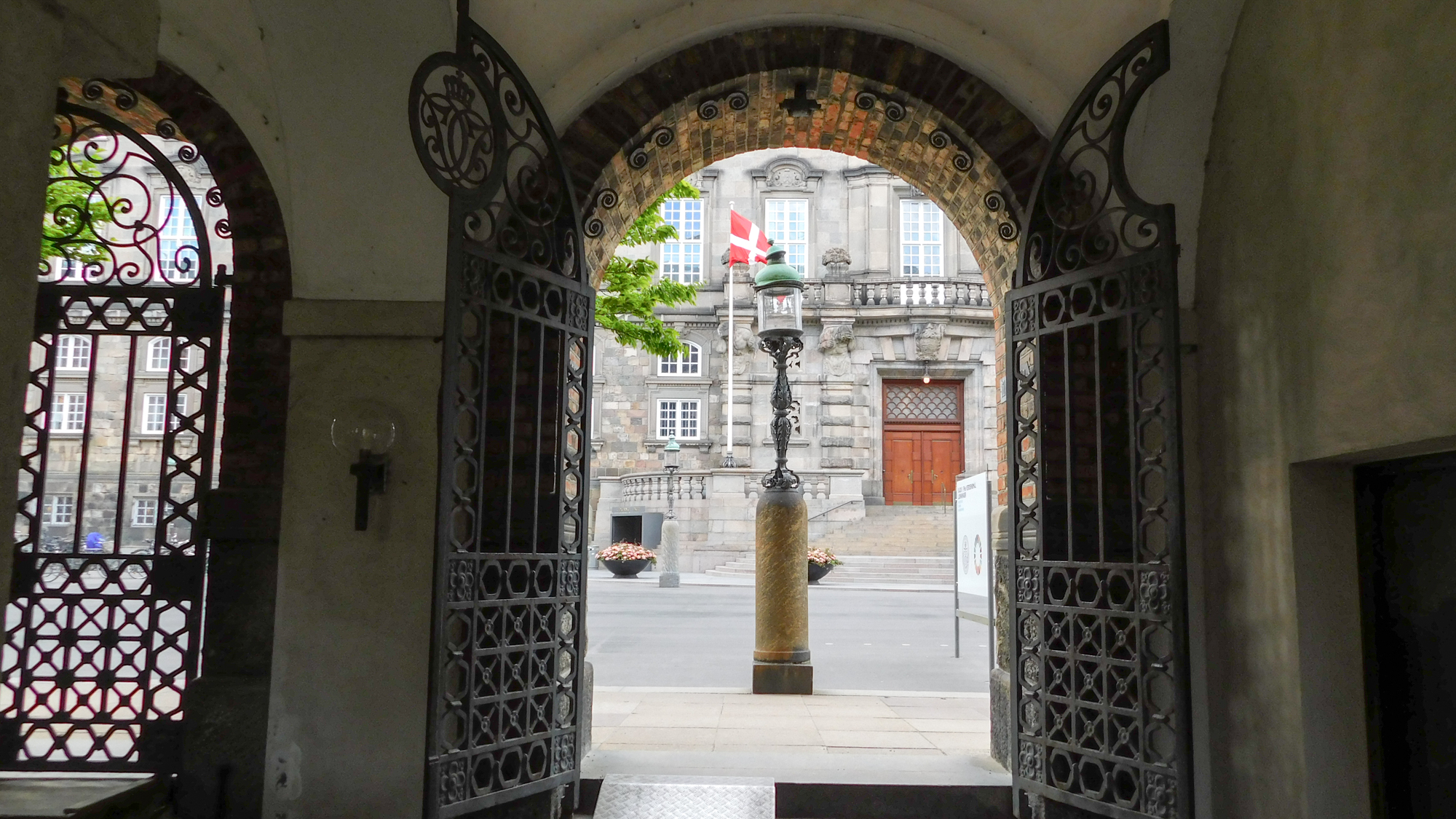 Pohľad na Christiansborg Palace od knižnice.