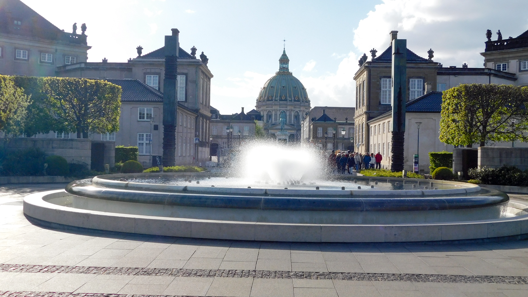 Fontæne Amaliehaven a v pozadí Frederiks Kirke.