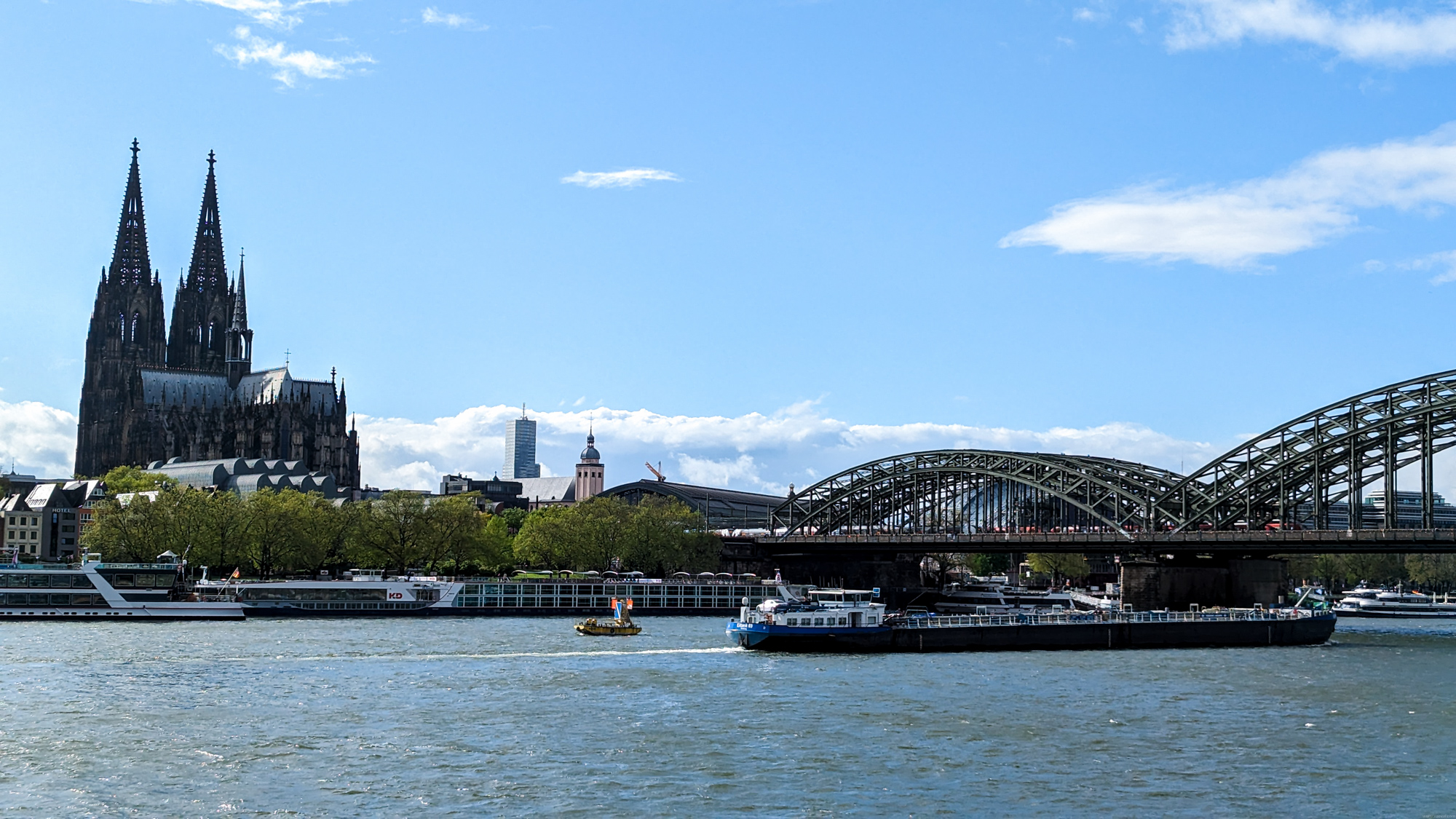 Ikonická katedrála Kölner Dom v Kolíne a most Hohenzollernbrücke počas dňa.