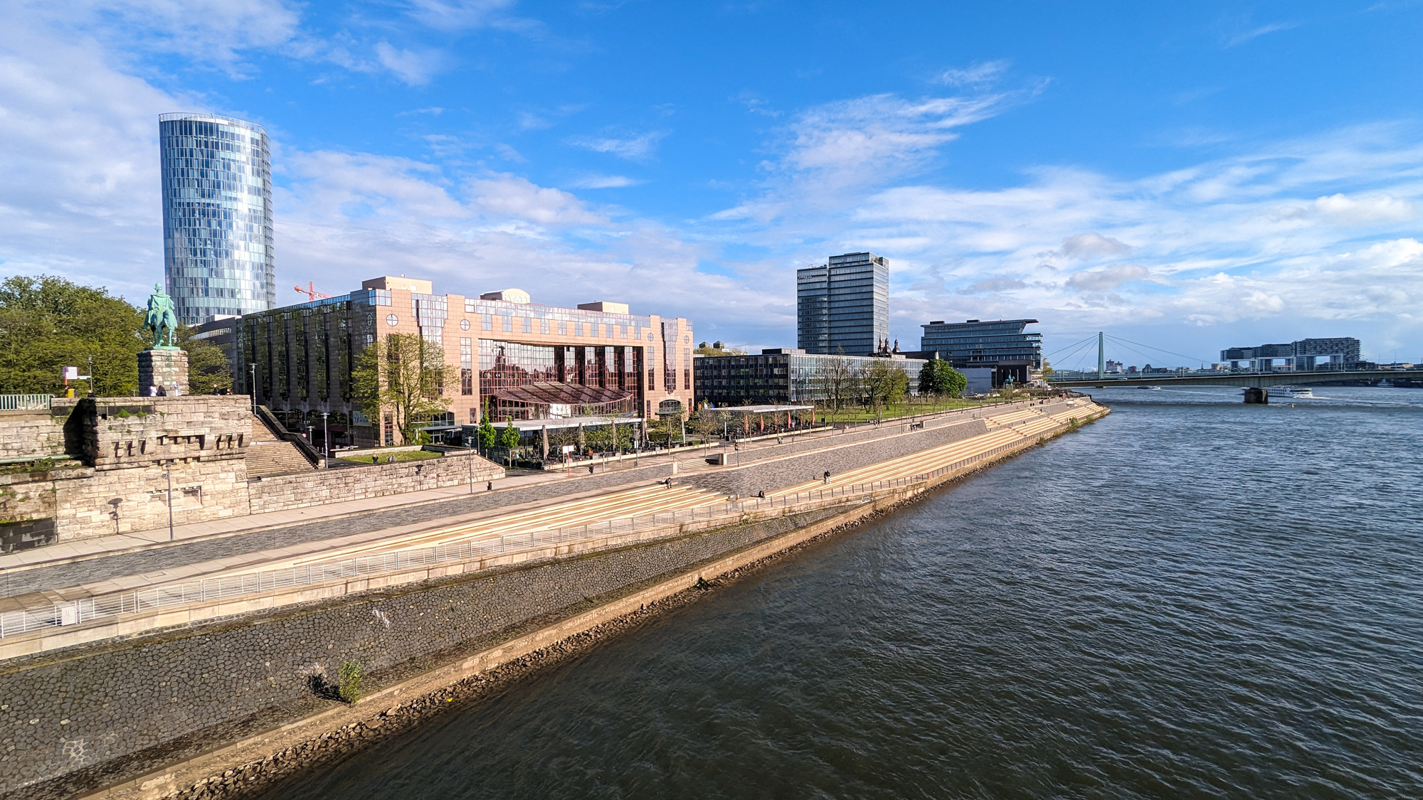 Moderná architektúra v Kolíne s výhľadom na veže Lanxess a promenádu popri rieke.
