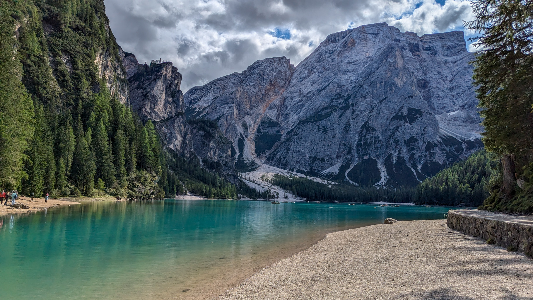 Pokojné tyrkysové vody Lago di Braies obklopené lesmi a vápencovými vrcholmi – ideálne miesto na prechádzky alebo člnkovanie.
