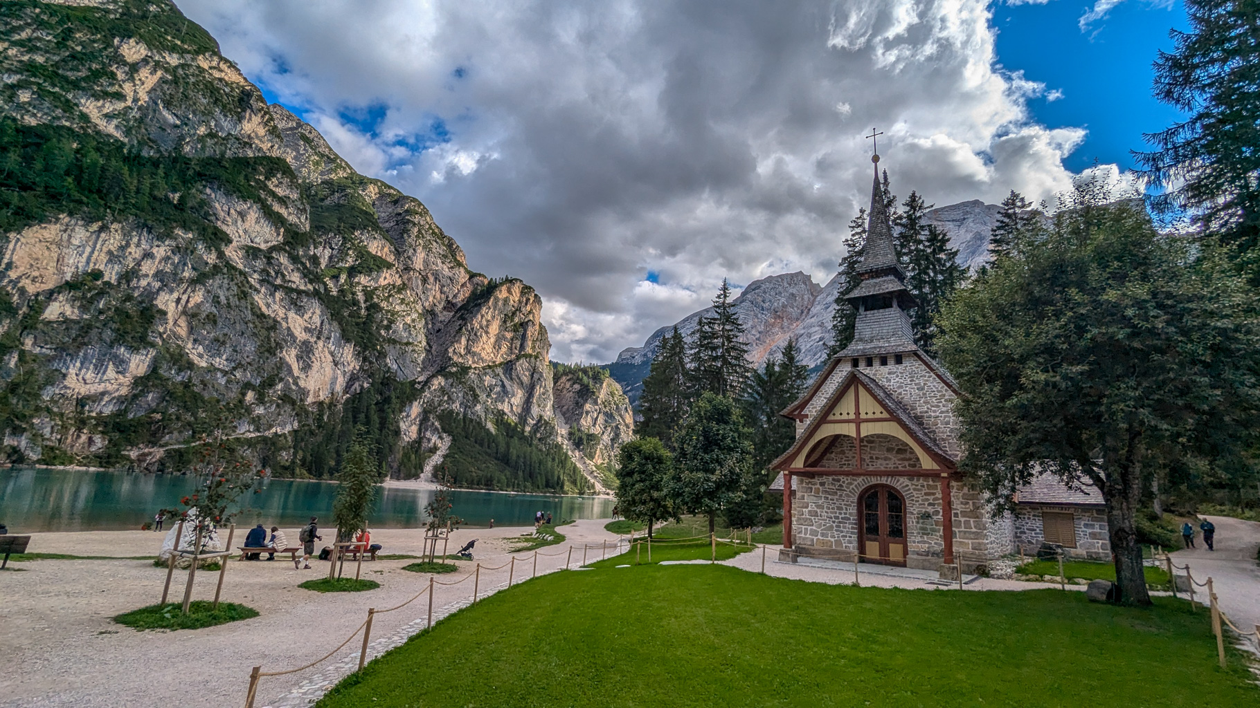 Kaplnka pri Lago di Braies z roku 1904 patrí medzi ikonické objekty jazera.