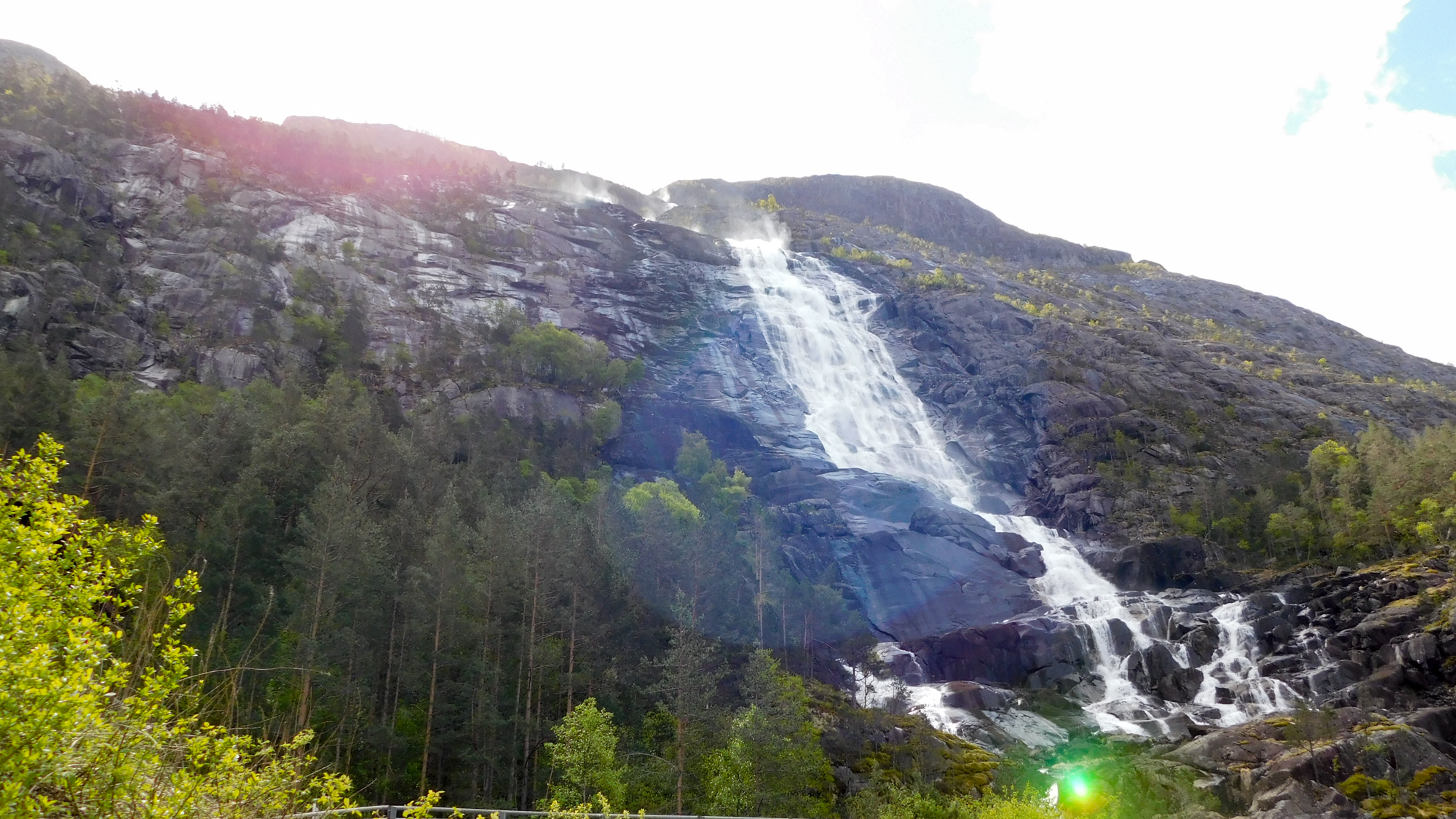 Hlavná cesta vedľa fjordu Åkrafjorden križuje vodopád, takže nie je možné ho minúť.