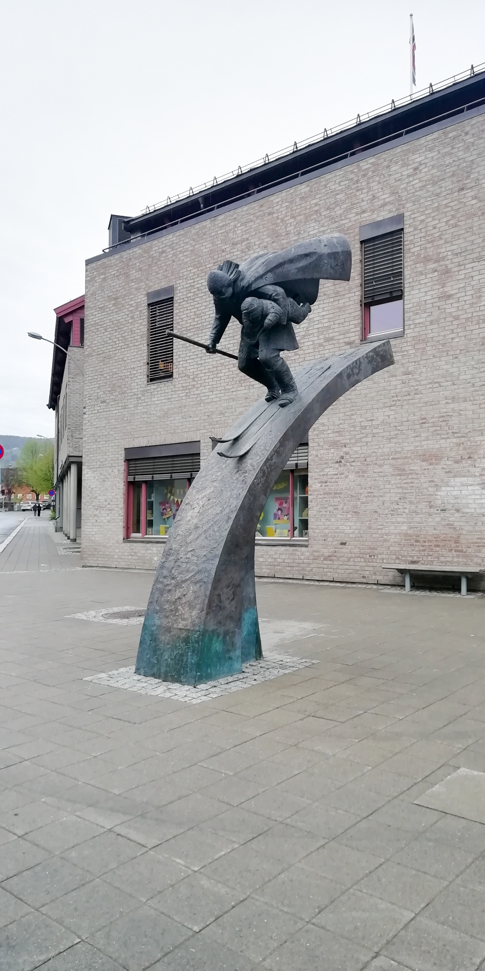 Socha Birkebeinera pred knižnicou v Lillehammeri.