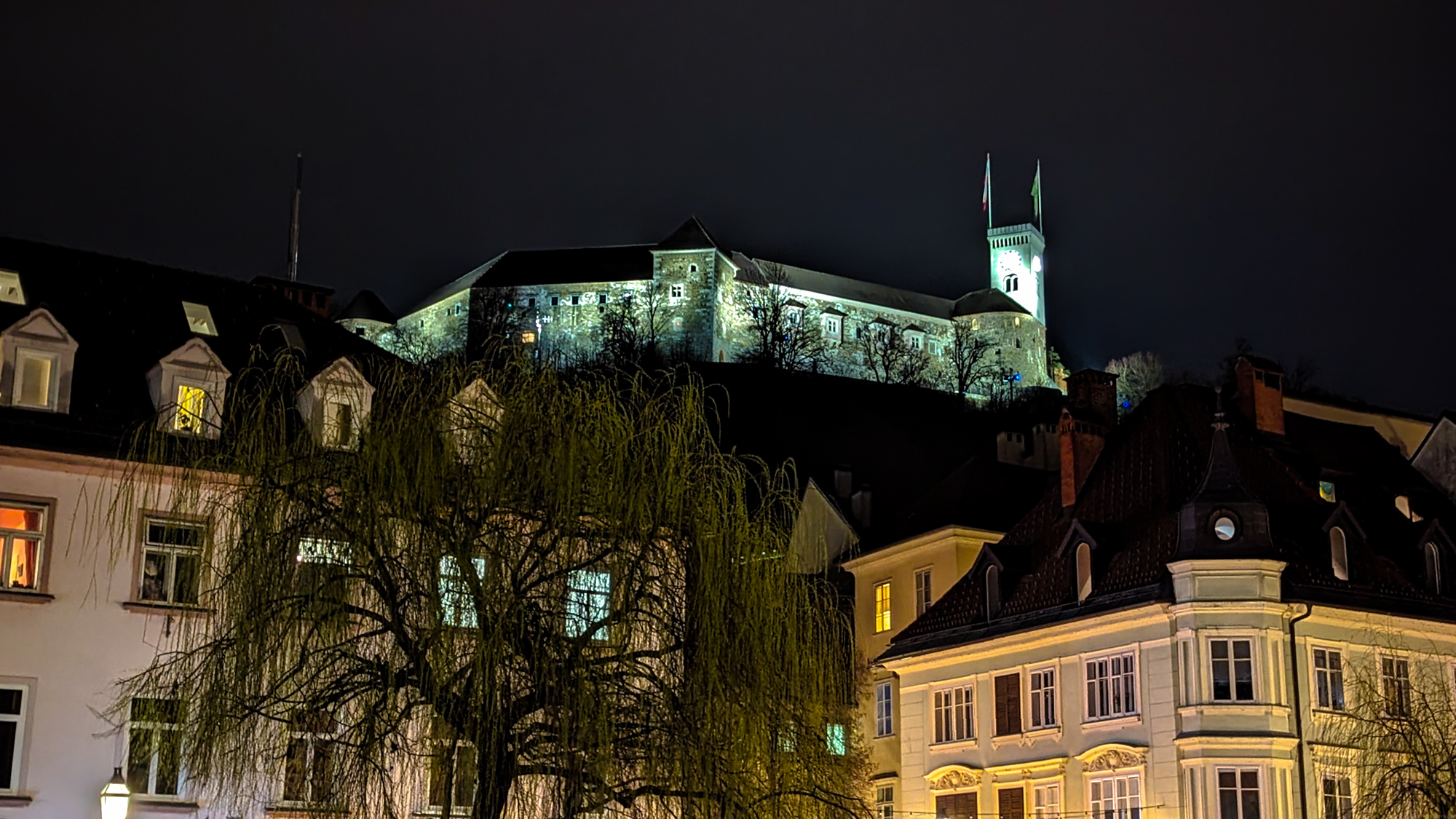 Nočný pohľad na Ľubľanský hrad z centra.