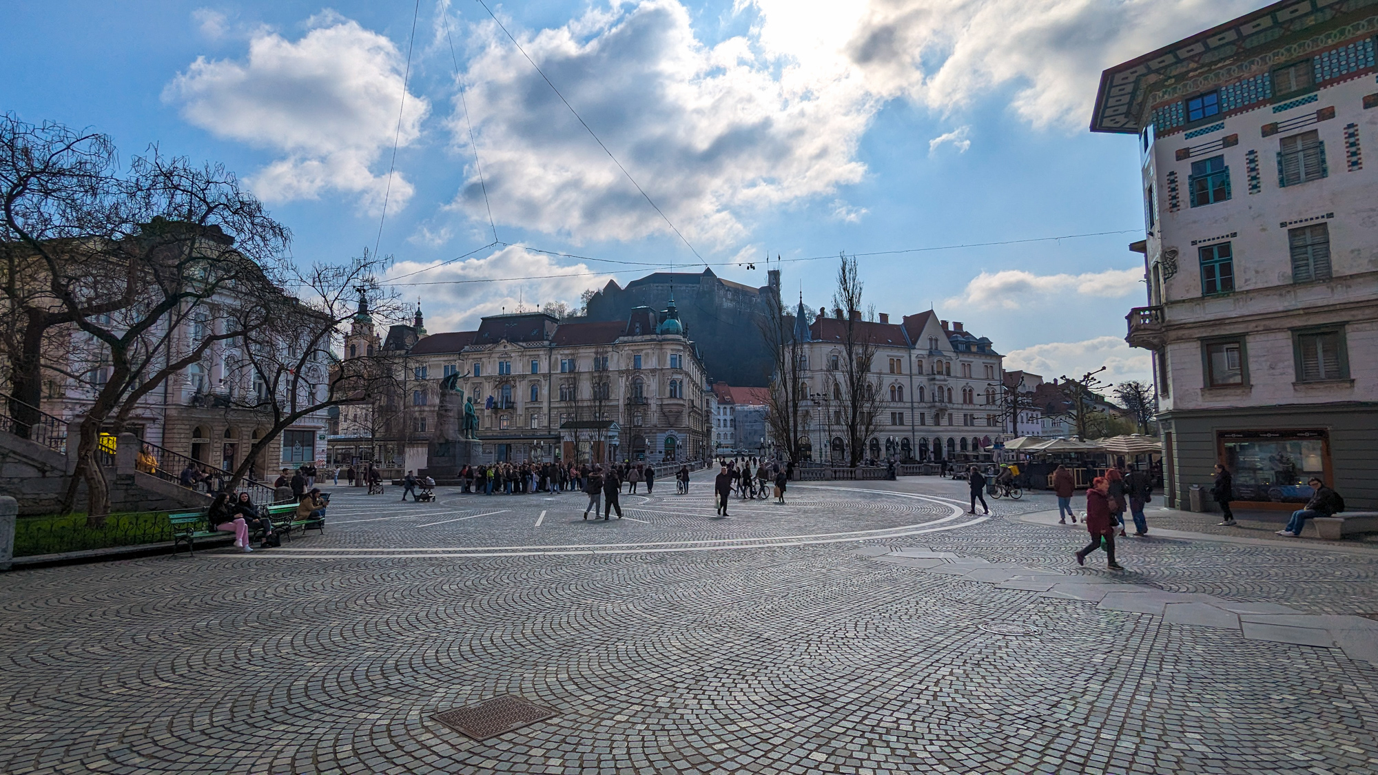 Námestie Prešernov trg a pohľad na Ľubľanský hrad.