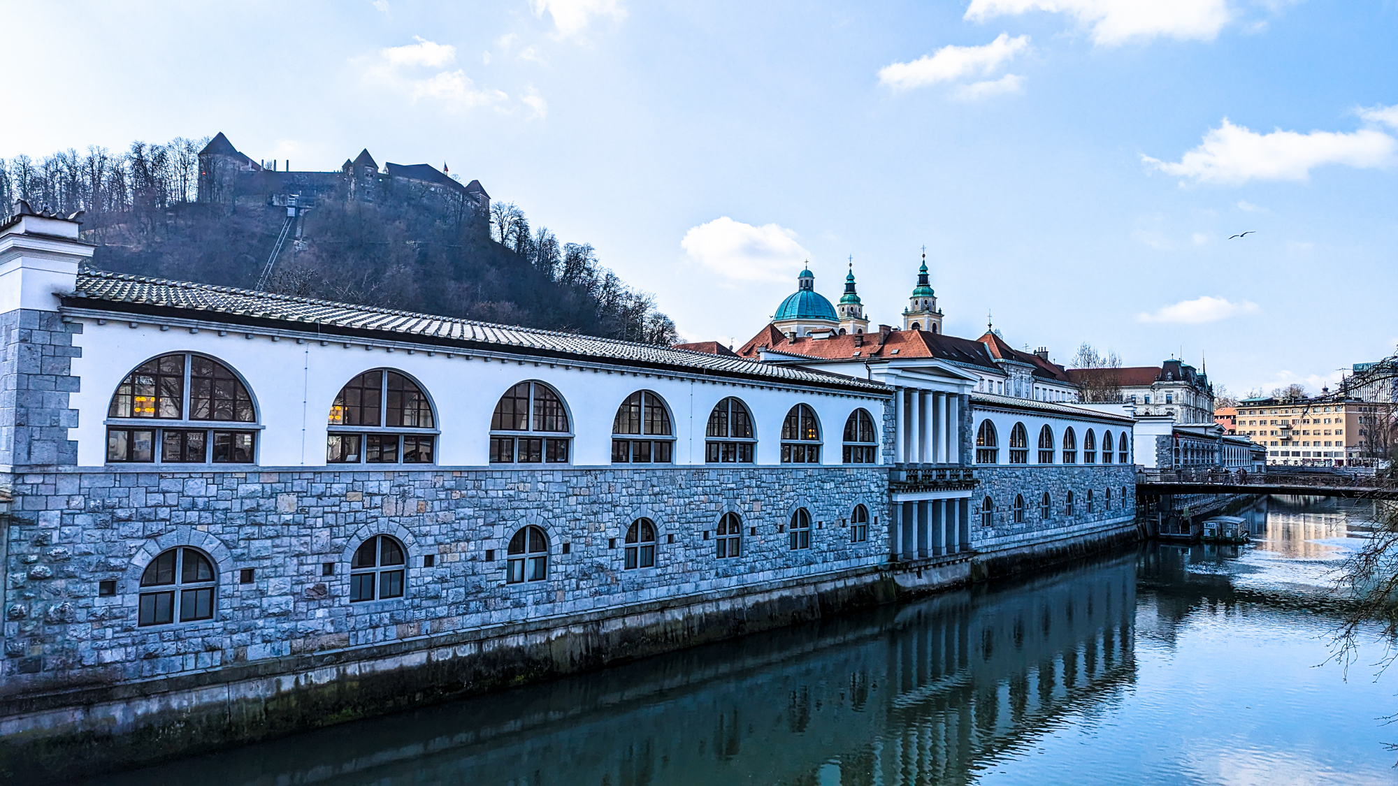 Rieka Ľubľanica v centre Ľubľany budova centrálneho trhu.