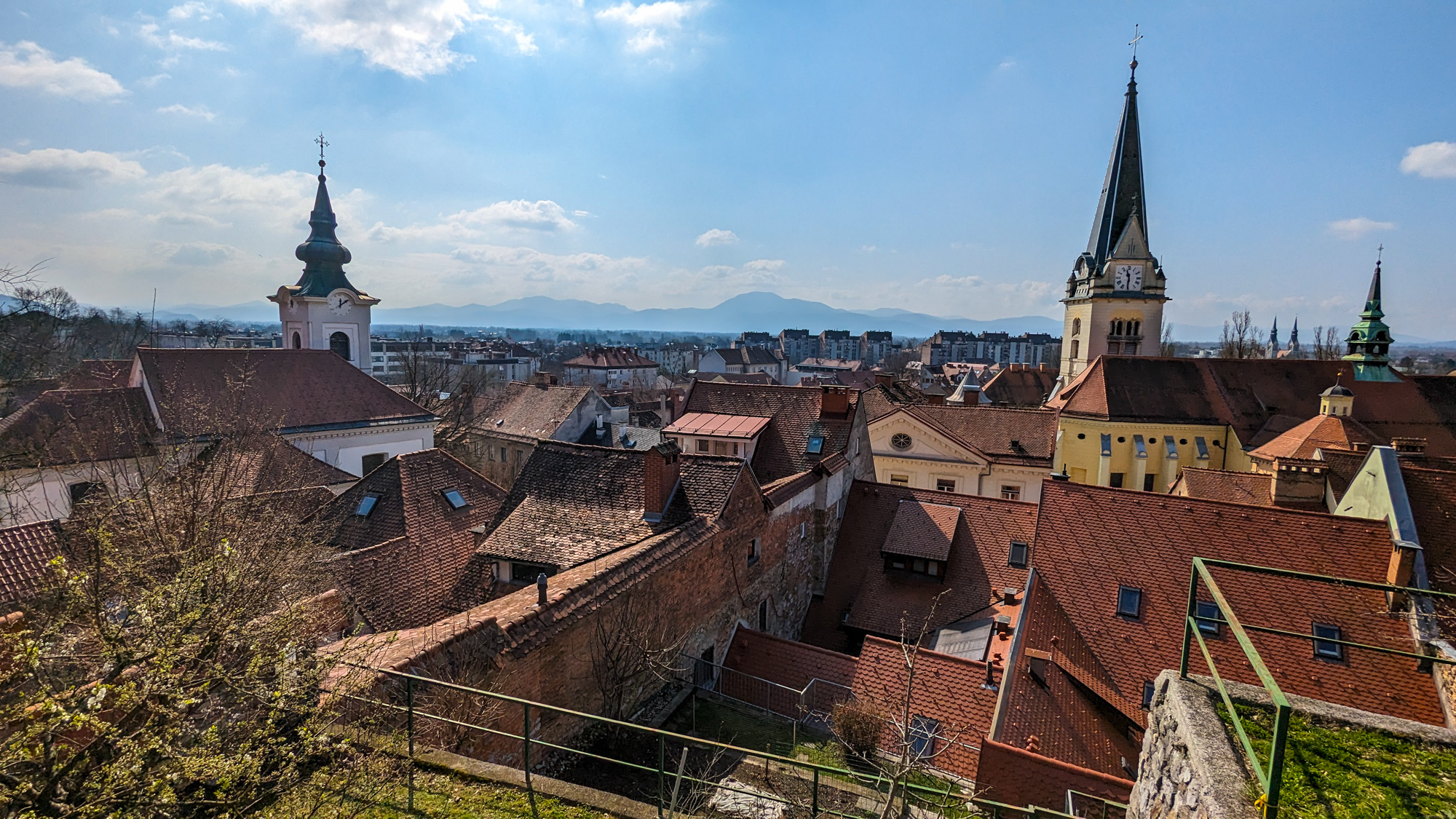 Ulica na hrad pohľad ponad strechy.