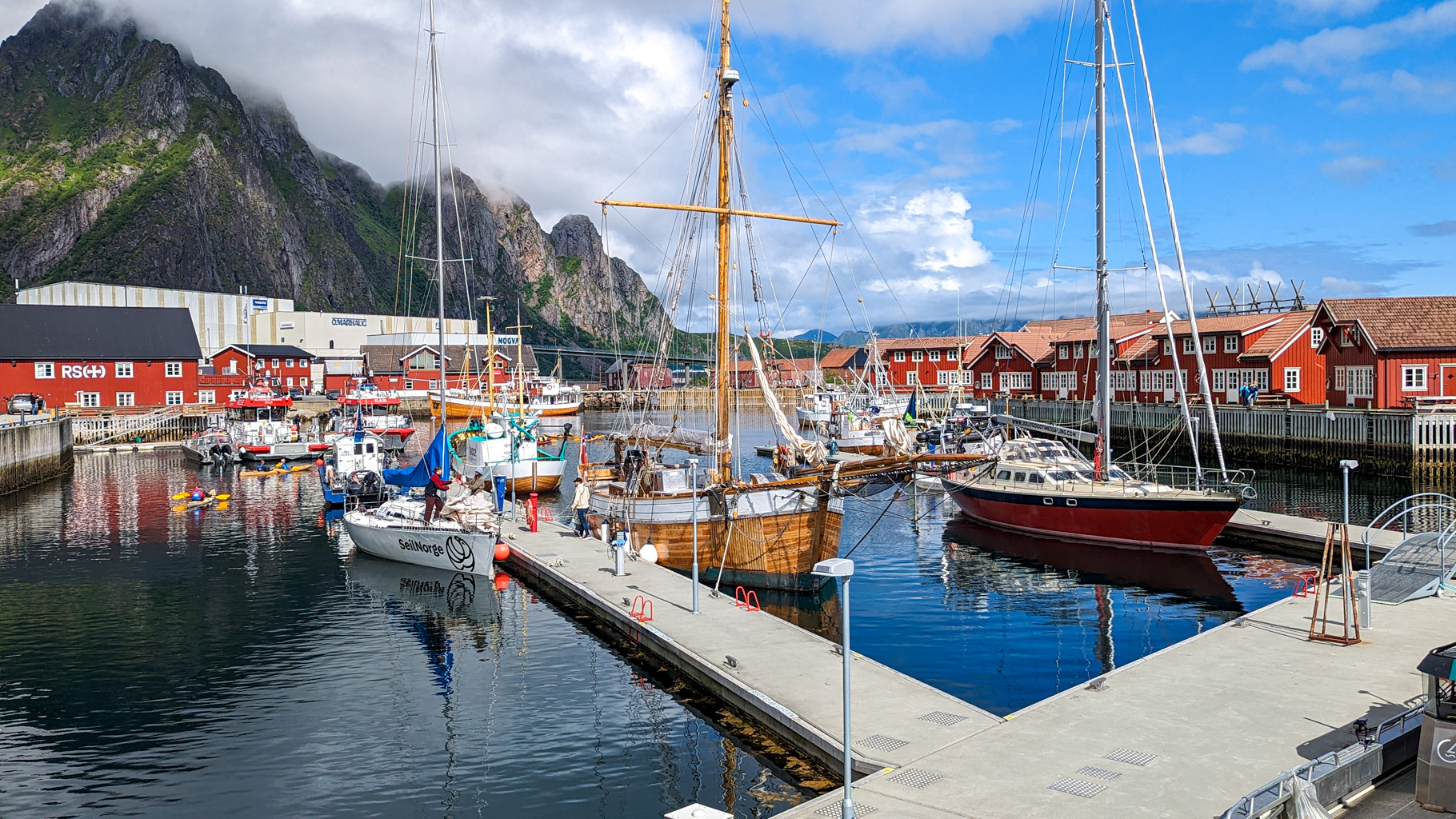 Prístav v meste Svolvær, najväčšom meste na Lofotách, ktoré je významným centrom rybárstva a turistiky.
