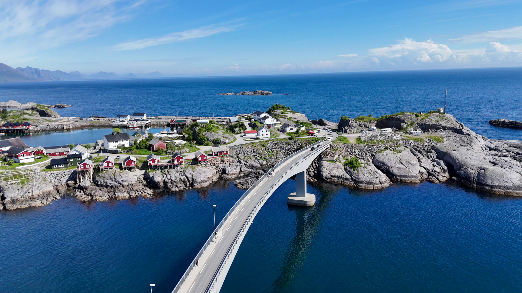 Most spájajúci Hamnøy s ďalšími ostrovmi Lofôt, ktorý je súčasťou známej cesty E10 vedúcej celým súostrovím.