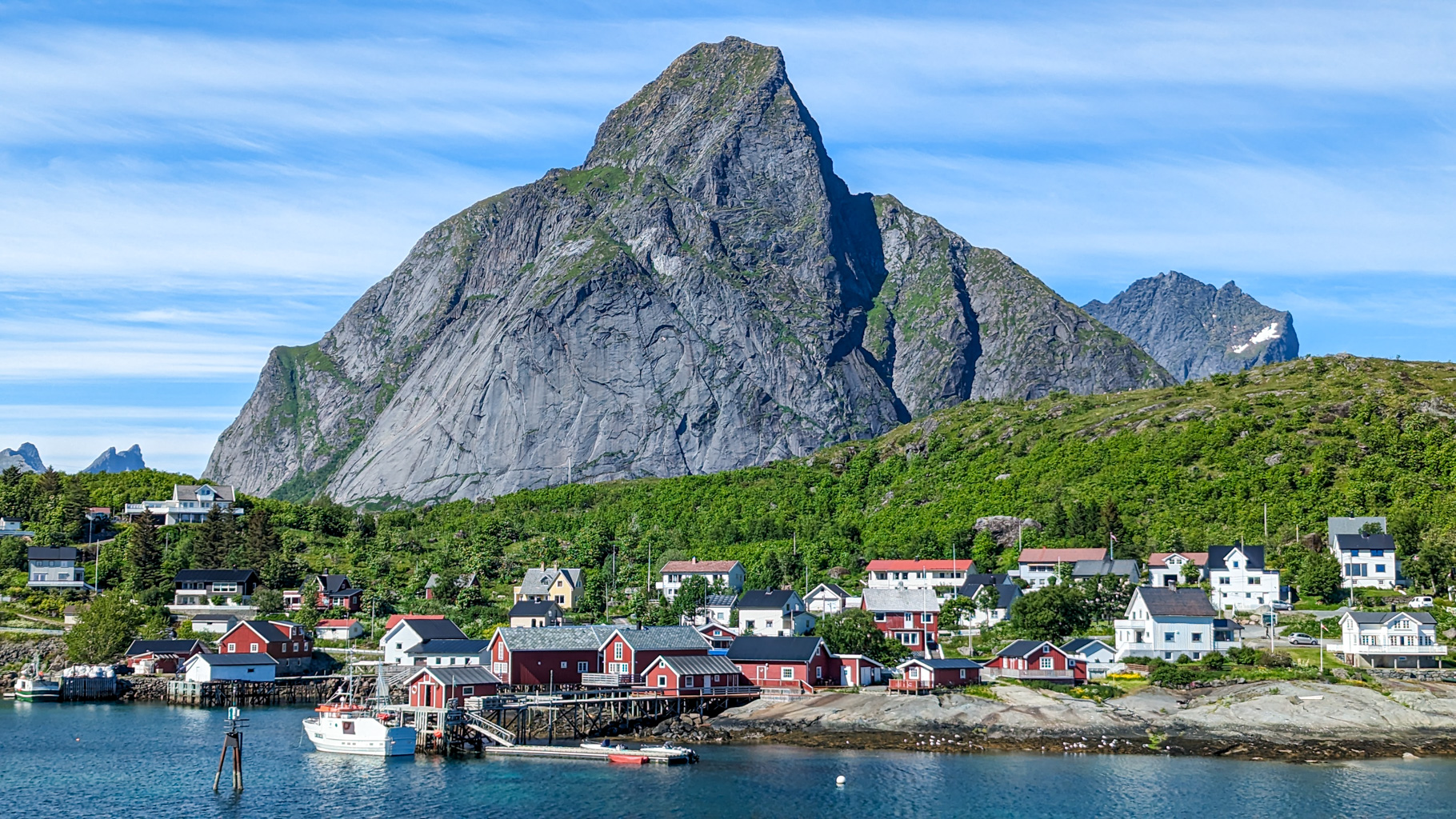 Pohľad na dominantný vrch Reinebringen (448 m n. m.), známy svojím výstupom a výhľadom na Reinefjorden.